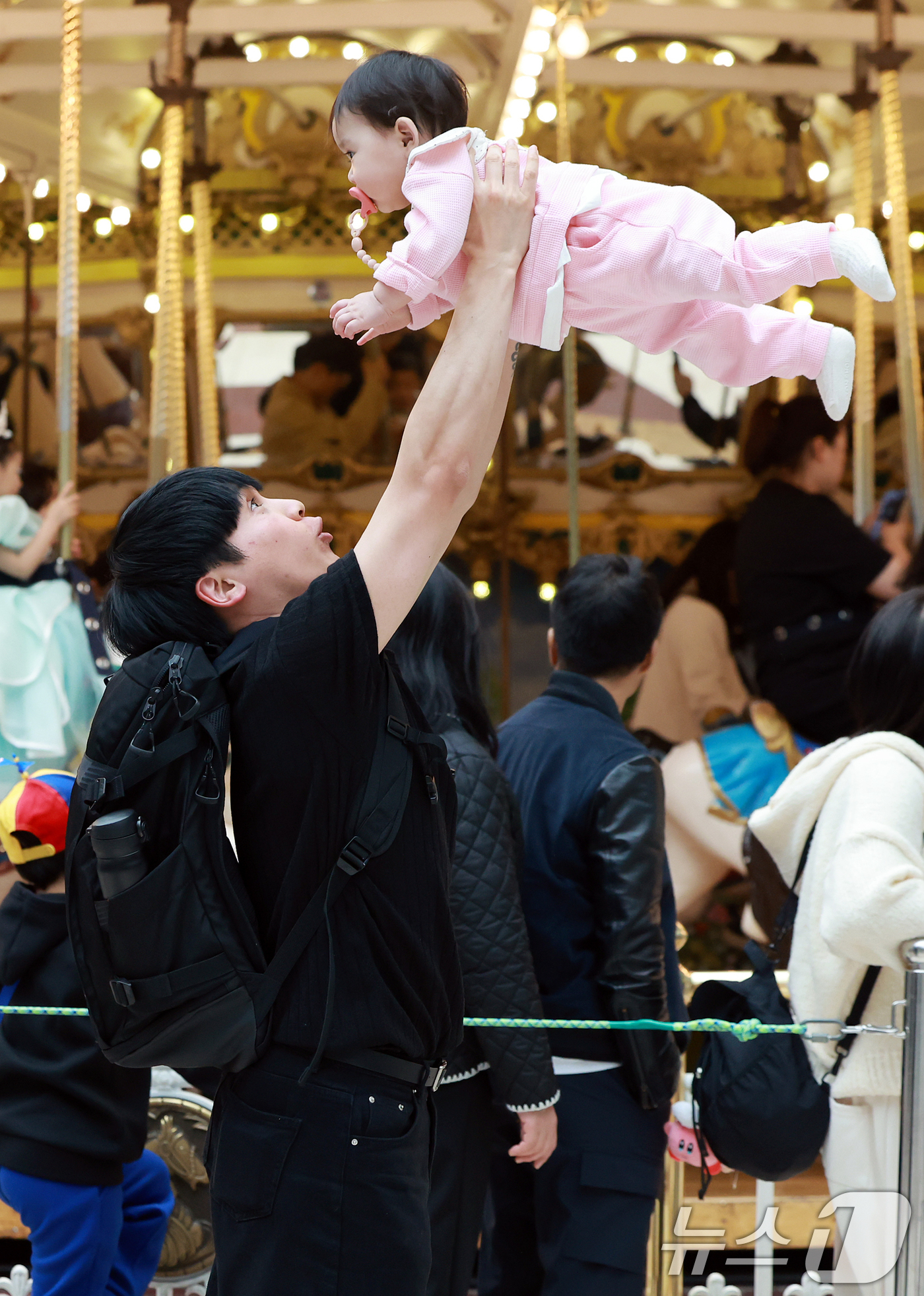 (서울=뉴스1) 김진환 기자 = 어린이날인 5일 서울 송파구 롯데월드 어드벤처를 찾은 가족 단위 방문객들이 즐거운 시간을 보내고 있다. 2025.5.5/뉴스1