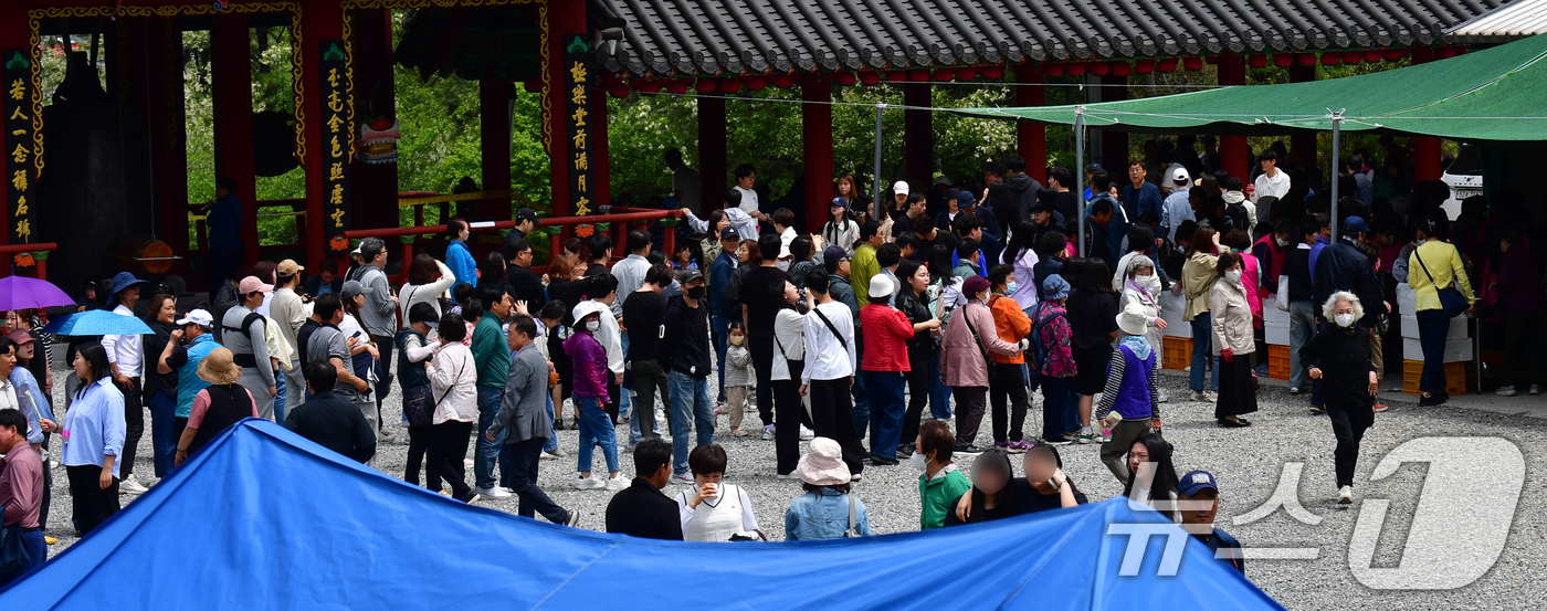 (포항=뉴스1) 최창호 기자 = 불기 2569년 부처님 오신 날이자 어린이 날인 5일 오후 대한불교조계종 포항 문수사에서 불자들이 점심 공양을 하기 위해 줄을 서서 기다리고 있다. …