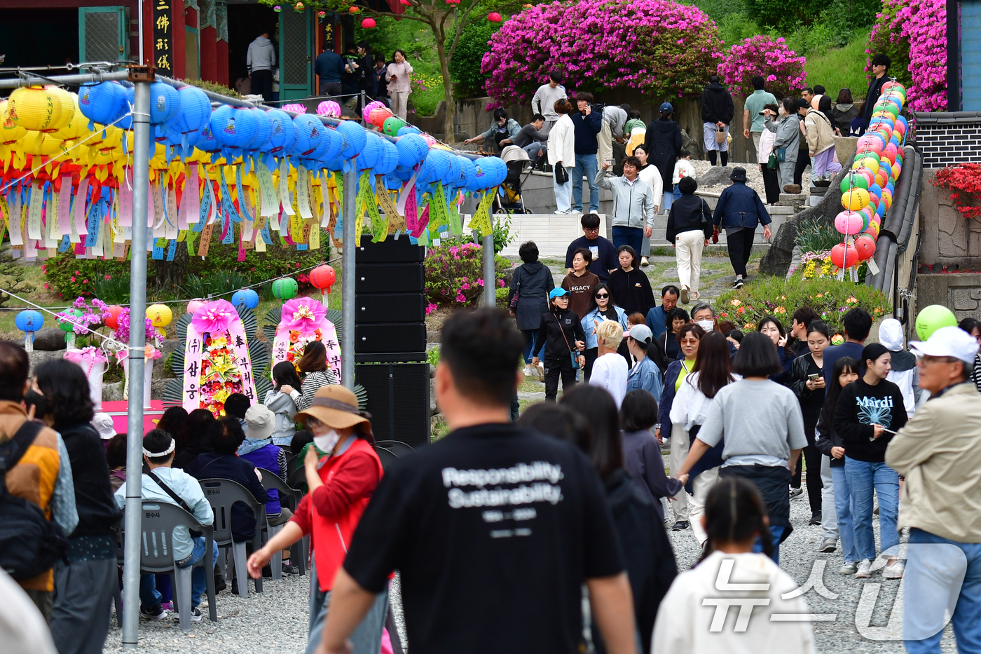 (포항=뉴스1) 최창호 기자 = 불기 2569년 부처님 오신 날이자 어린이 날인 5일 오후 대한불교조계종 포항 문수사에서 불자들이 점심 공양을 하기 위해 줄을 서서 기다리고 있다. …