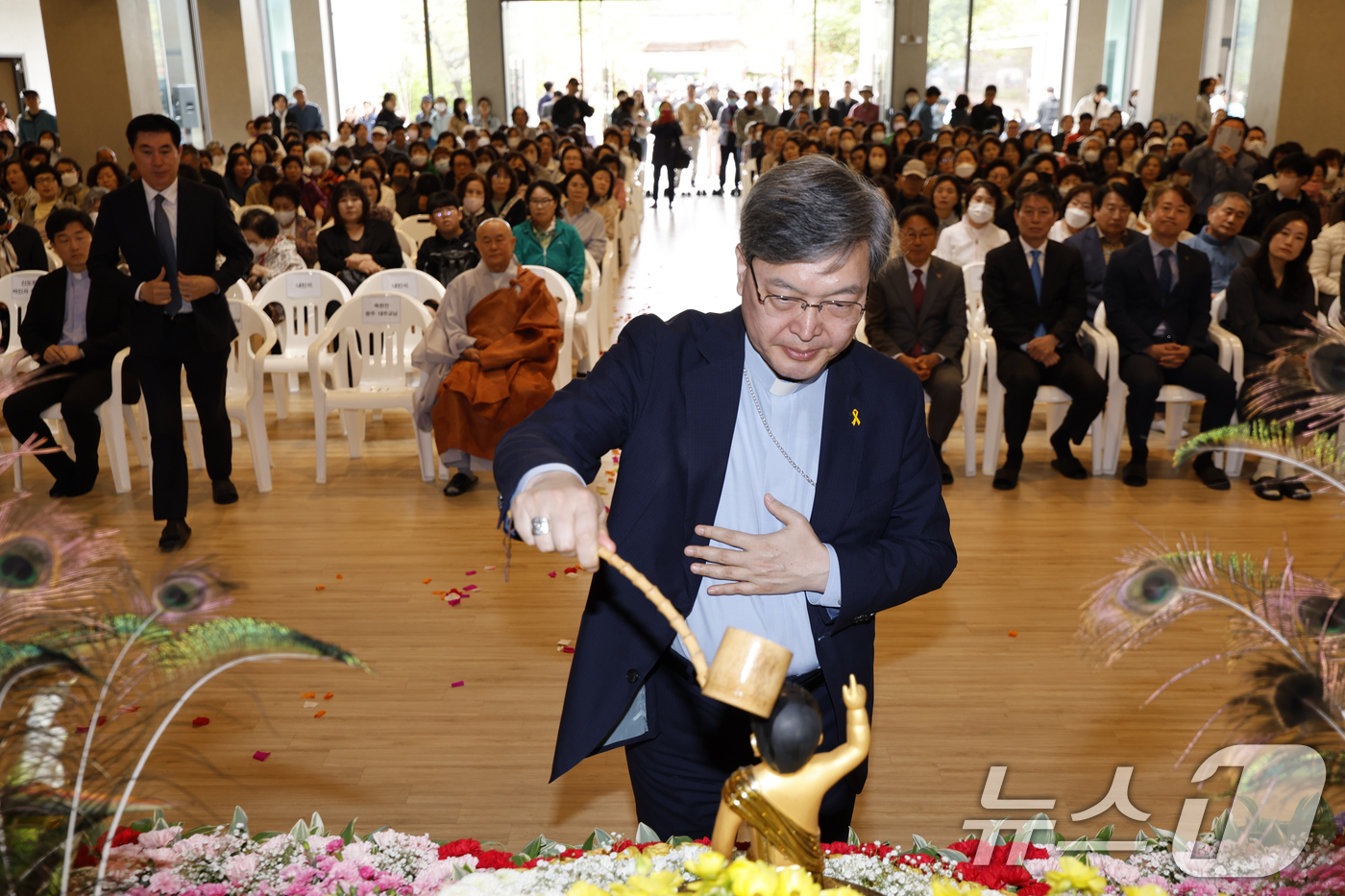 (광주=뉴스1) 김태성 기자 = 5일 광주 서구 무각사(주지 청학)에서 열린 불기 2569년 부처님 오신날 봉축법요식에서 옥현진 광주천주교 대주교가 관불의식을 하고 있다.  202 …