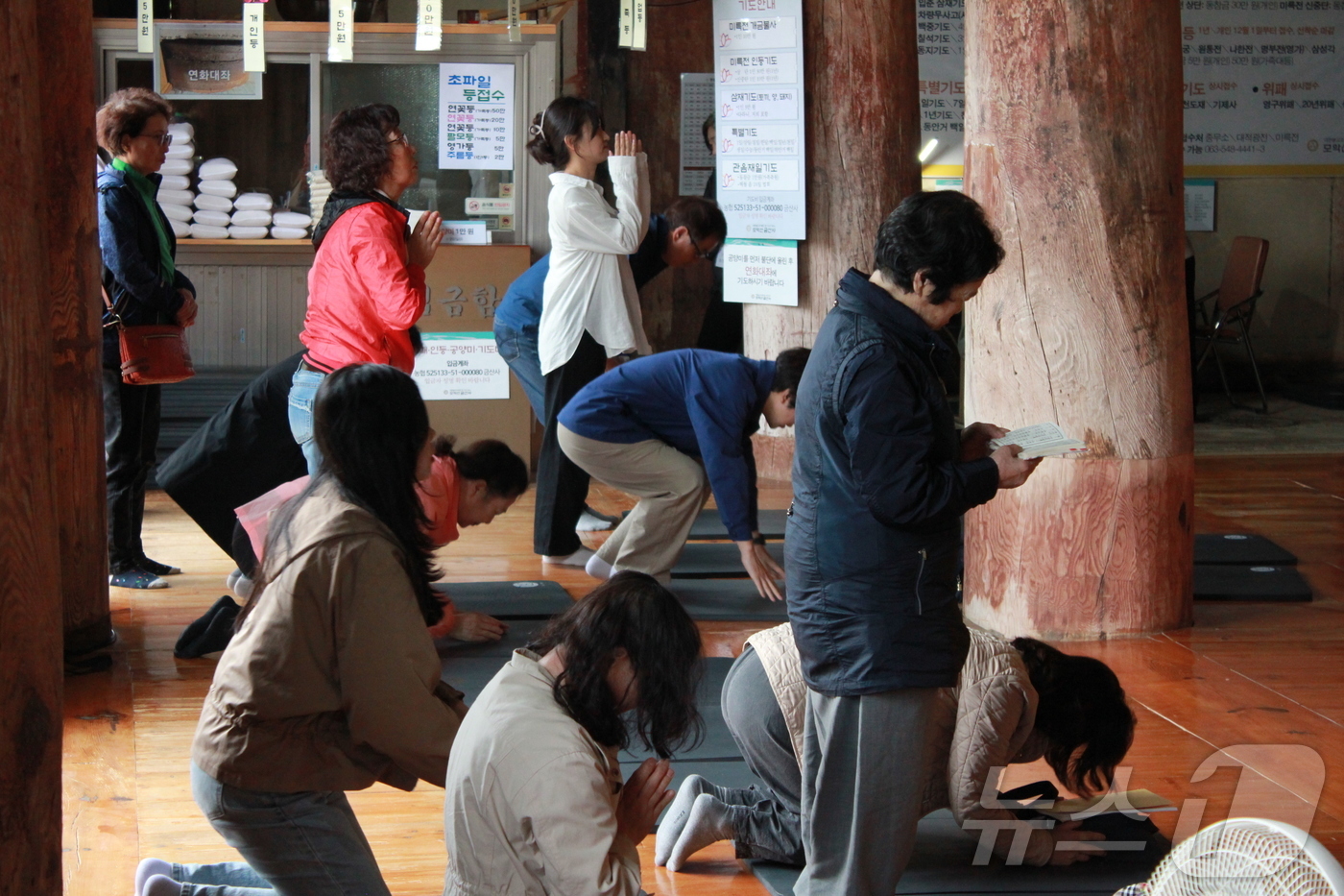 (김제=뉴스1) 신준수 기자 = 불기 2569년 부처님오신날 봉축 법요식이 열린 5일 전북자치도 김제시 금산사에서 불자들이 합장하고 있다. 2025.5.5/뉴스1