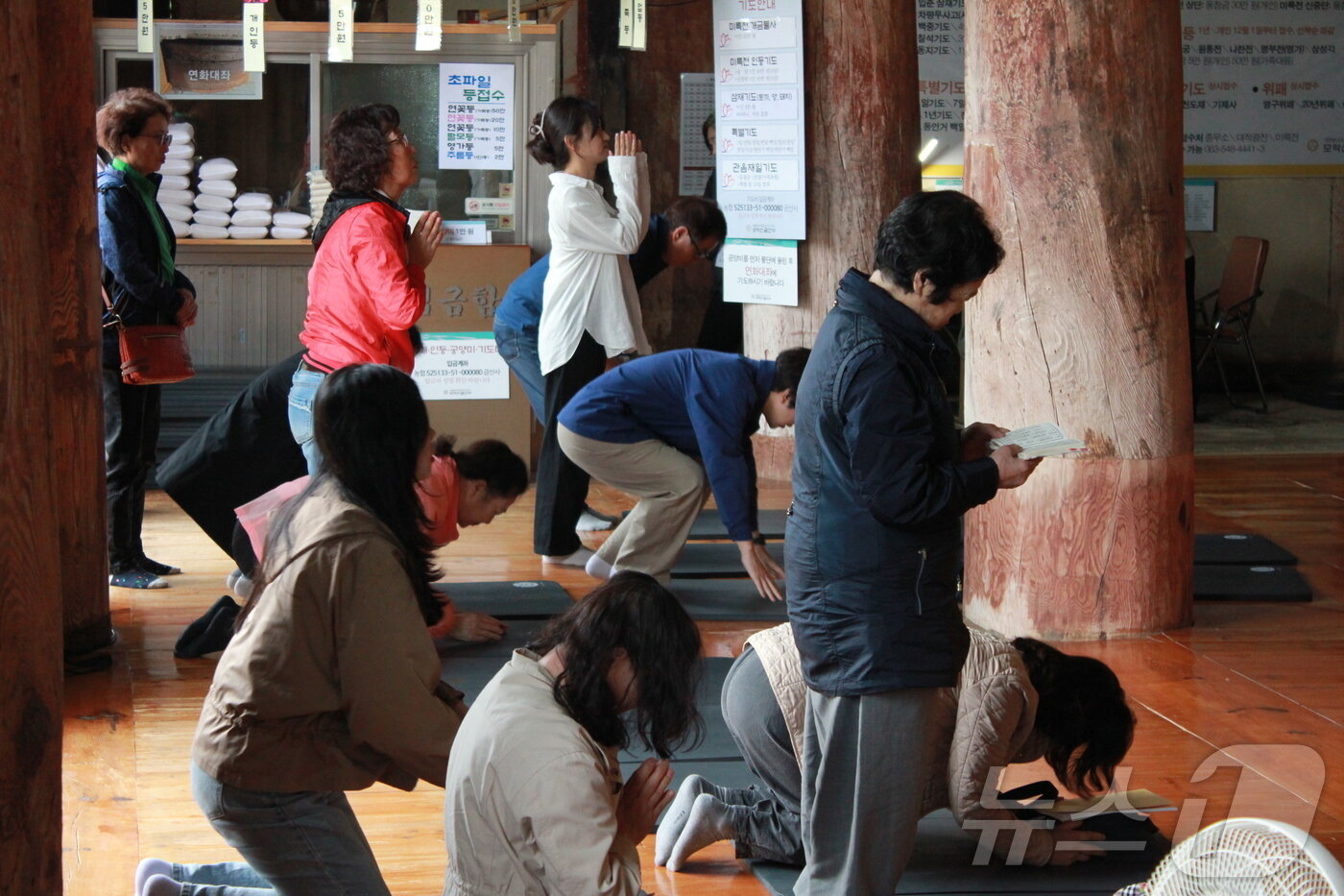 본문 이미지 - 불기 2569년 부처님오신날 봉축 법요식이 열린 5일 전북자치도 김제시 금산사에서 불자들이 합장하고 있다. 2025.5.5/뉴스1 ⓒ News1 신준수 기자