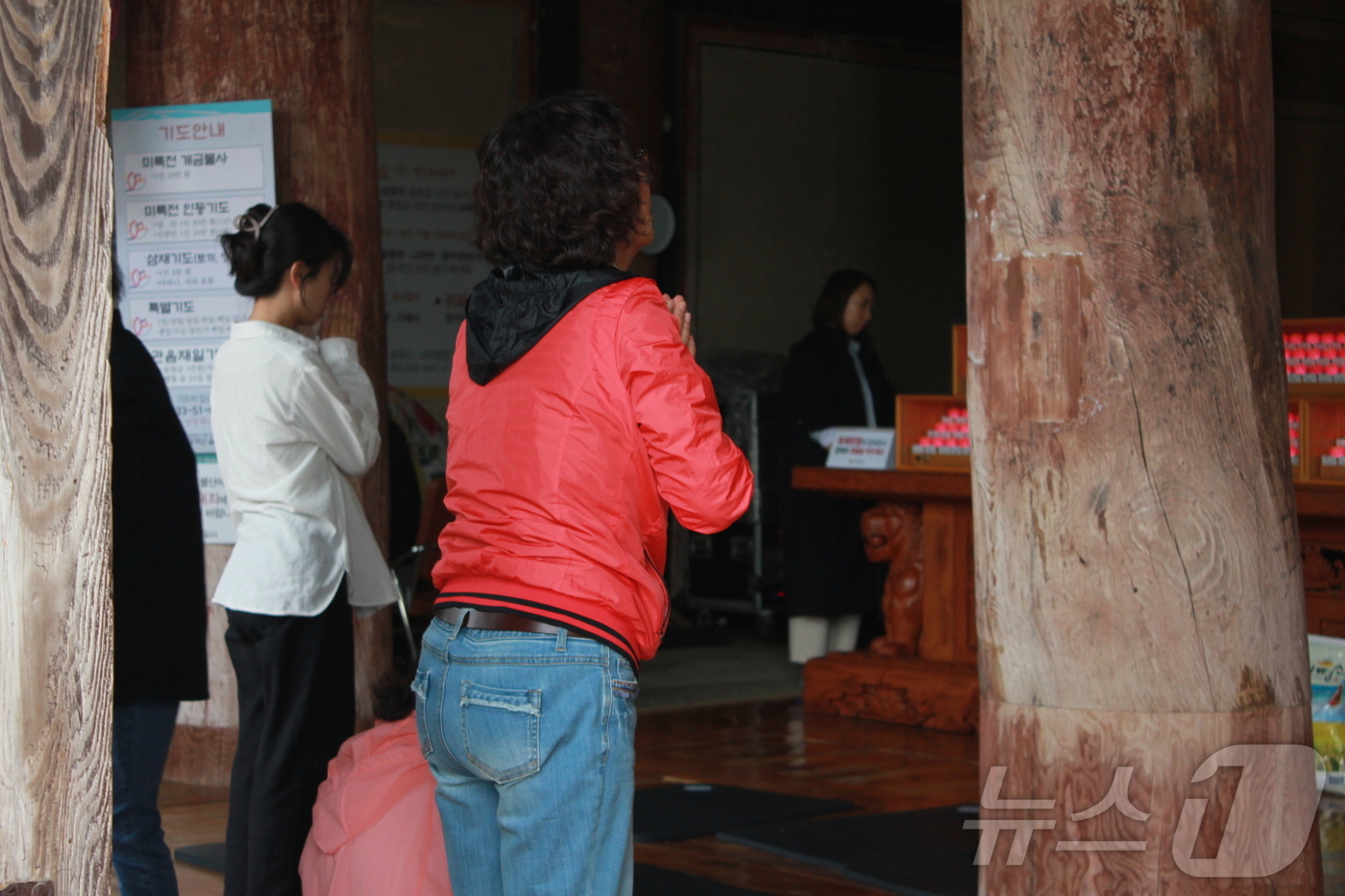 (김제=뉴스1) 신준수 기자 = 불기 2569년 부처님오신날 봉축 법요식이 열린 5일 전북자치도 김제시 금산사에서 불자들이 합장하고 있다. 2025.5.5/뉴스1