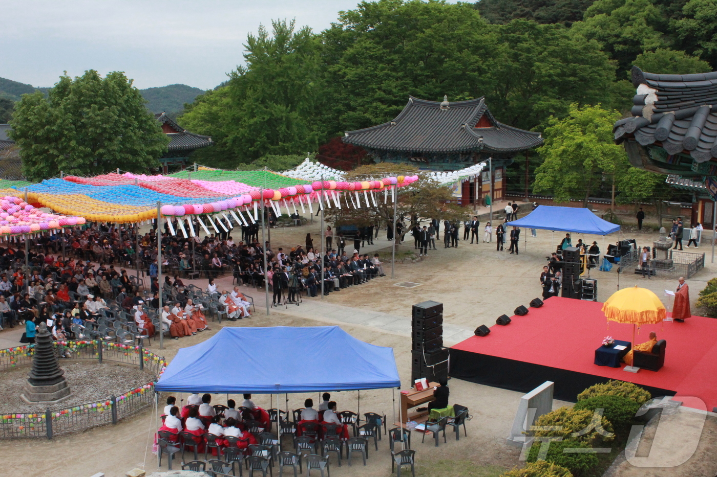 (김제=뉴스1) 신준수 기자 = 불기 2569년 부처님오신날 봉축 법요식이 열린 5일 전북자치도 김제시 금산사가 불자들과 시민들로 북적이고 있다. 2025.5.5/뉴스1