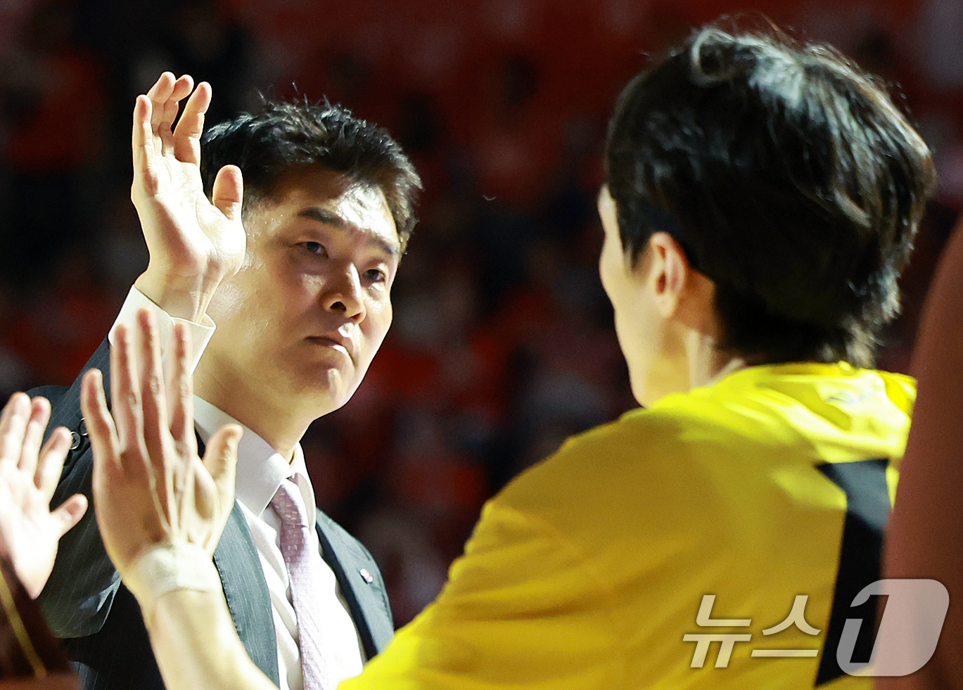 (서울=뉴스1) 김진환 기자 = 어린이날인 5일 서울 송파구 잠실학생체육관에서 열린  '2024-25 KCC 프로농구 챔피언결정전 1차전' 서울 SK 나이츠와 창원 LG 세이커스의 …