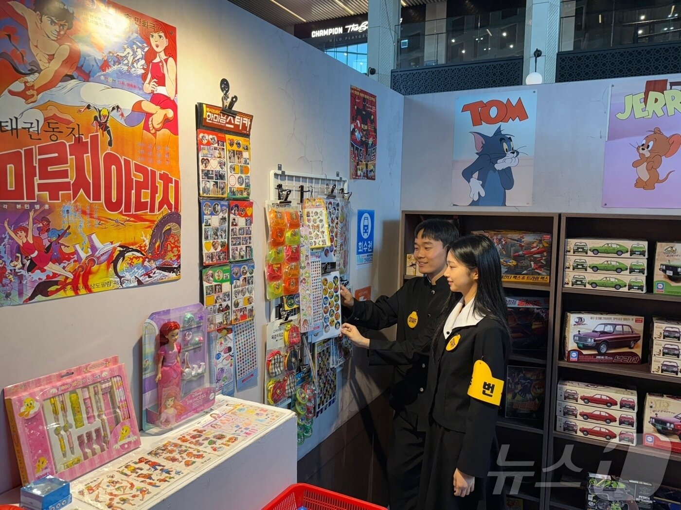 본문 이미지 - 5일 인천 영종도 파라다이스시티 실내 대형광장 플라자에서 1980년대를 재현한 '백 투 더 파라다이스' 팝업 이벤트가 열리고 있다. 2025.5.5/뉴스1 ⓒ News1 정진욱 기자