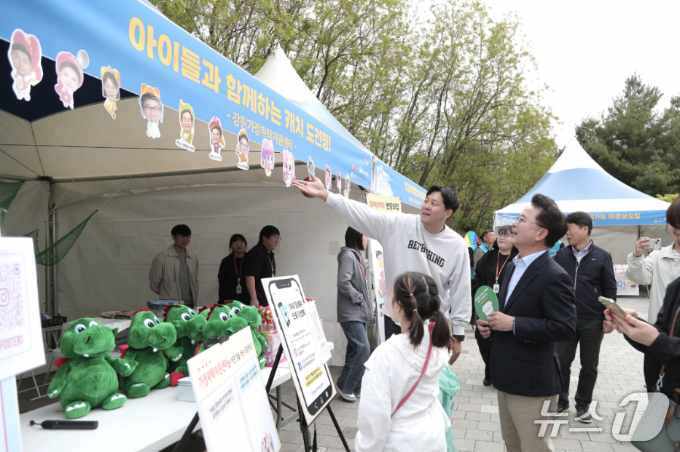 본문 이미지 -  육동한 춘천시장이 5일 호반체육관에서 열린 '어린이 대축제' 행사장을 둘러보고 있다.(춘천시 제공, 재판매 및 DB금지)
