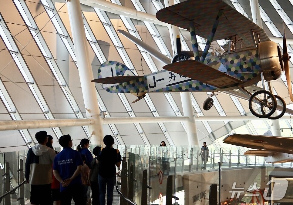 본문 이미지 - 관람객들이 5일 국립항공박물관에서 관람을 하고 있다. 2025.5.5/뉴스1