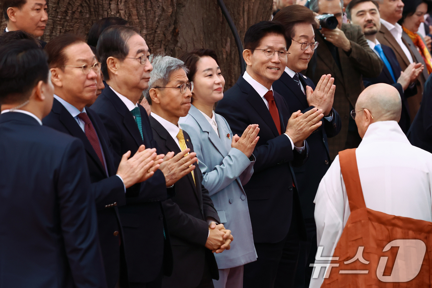 (서울=뉴스1) 김민지 기자 = 이재명 더불어민주당 대통령 후보(오른쪽부터)와 김문수 국민의힘 대통령 후보, 한덕수 무소속 대통령 선거 예비 후보(왼쪽 세번째) 등 참석자들이 5일 …