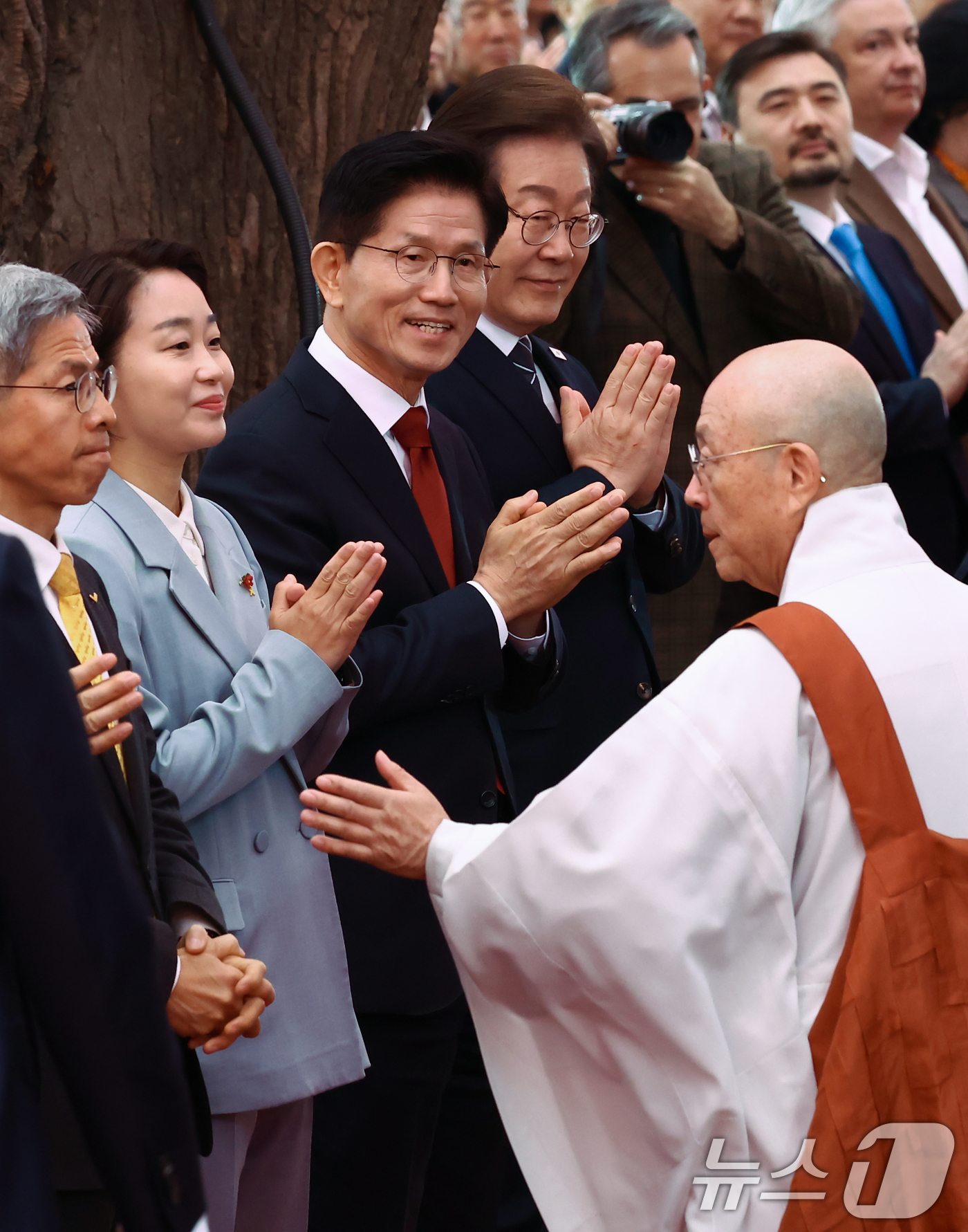 (서울=뉴스1) 김민지 기자 = 이재명 더불어민주당 대통령 후보와 김문수 국민의힘 대통령 후보, 한덕수 무소속 대통령 선거 예비 후보 등 참석자들이 5일 오전 서울 종로구 조계사에 …