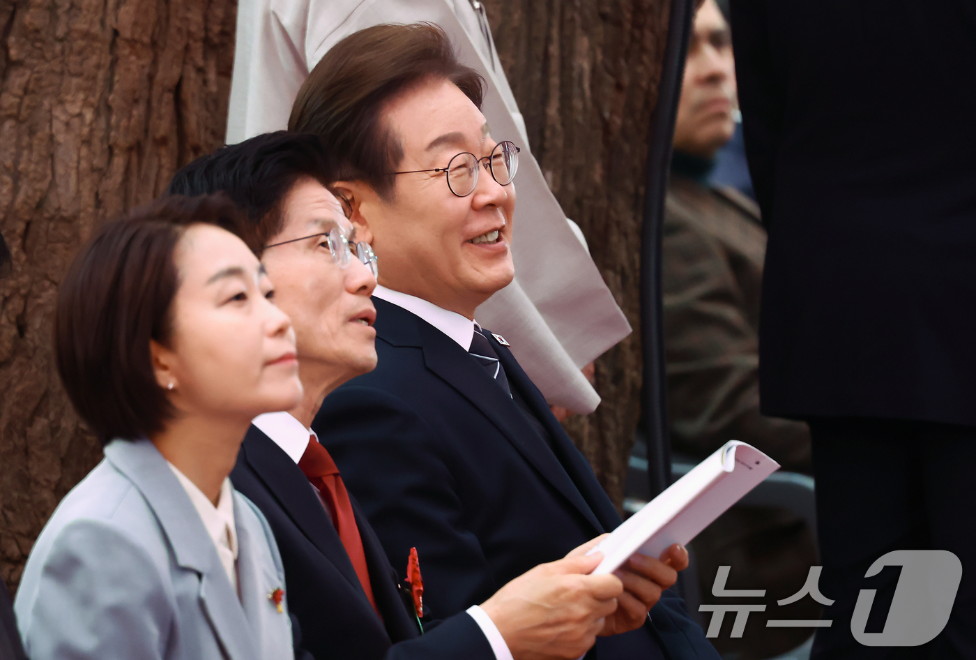 (서울=뉴스1) 김민지 기자 = 이재명 더불어민주당 대통령 후보와 김문수 국민의힘 대통령 후보가 5일 오전 서울 종로구 조계사에서 열린 불기 2569년 부처님오신날 봉축법요식에 참 …