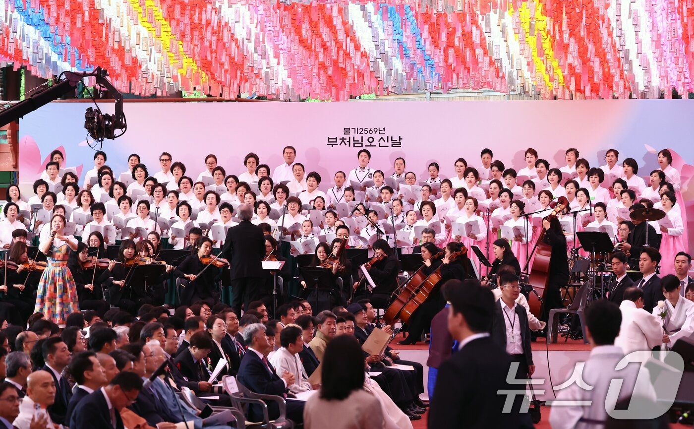 본문 이미지 - 5일 오전 서울 종로구 조계사에서 불기 2569년 부처님오신날 봉축법요식이 열리고 있다. 2025.5.5/뉴스1 ⓒ News1 김민지 기자