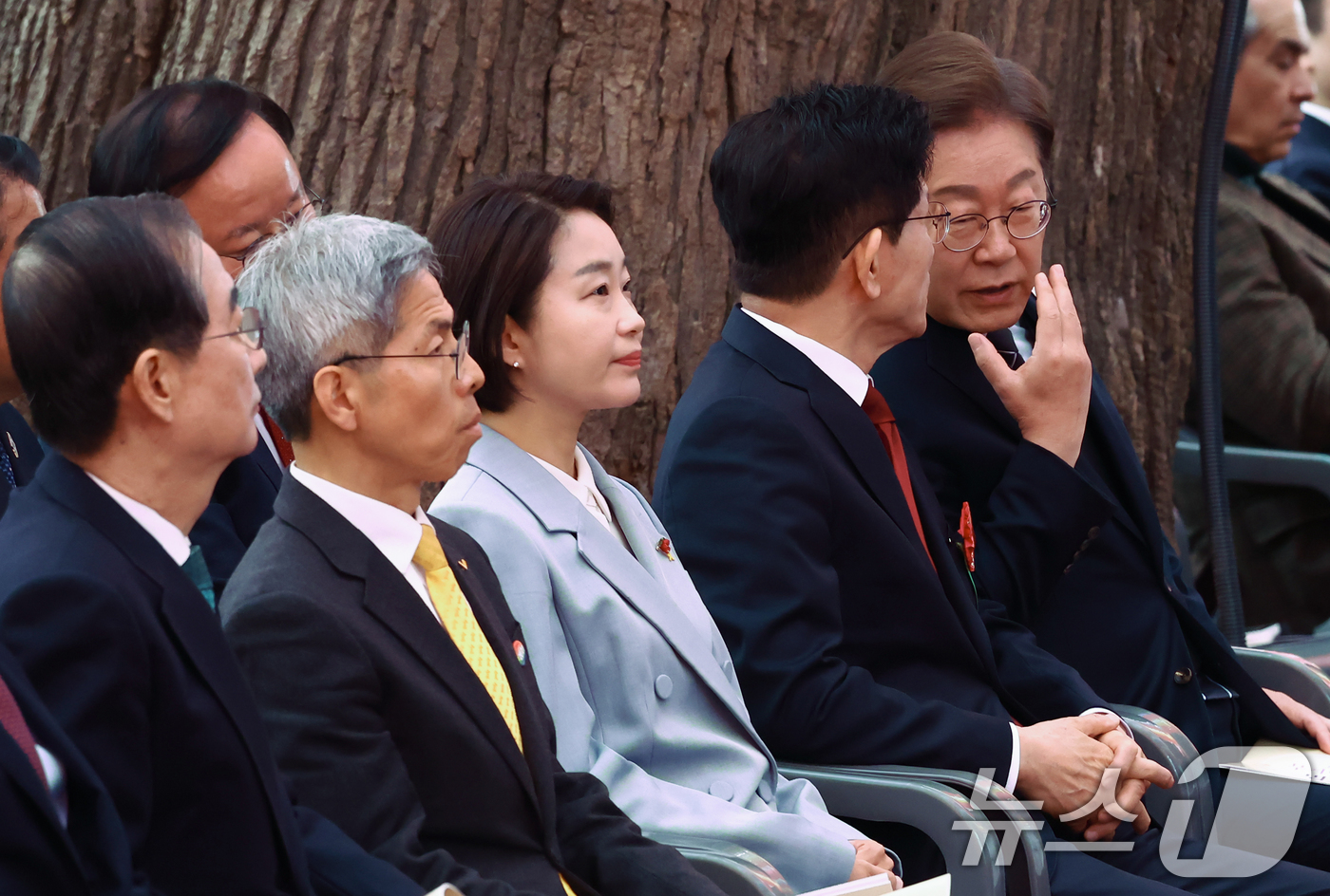 (서울=뉴스1) 김민지 기자 = 이재명 더불어민주당 대통령 후보(오른쪽부터)와 김문수 국민의힘 대통령 후보가 5일 오전 서울 종로구 조계사에서 열린 불기 2569년 부처님오신날 봉 …