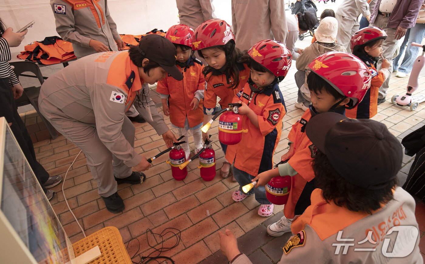 본문 이미지 - 5월 5일 어린이날을 맞아 울산대공원 남문광장 일대에서 열린 '어린이날 대잔치'에서 어린이들이 소방 체험 부스를 즐기고 있다.2025.5.5/뉴스1 ⓒNews1 김지혜 기자