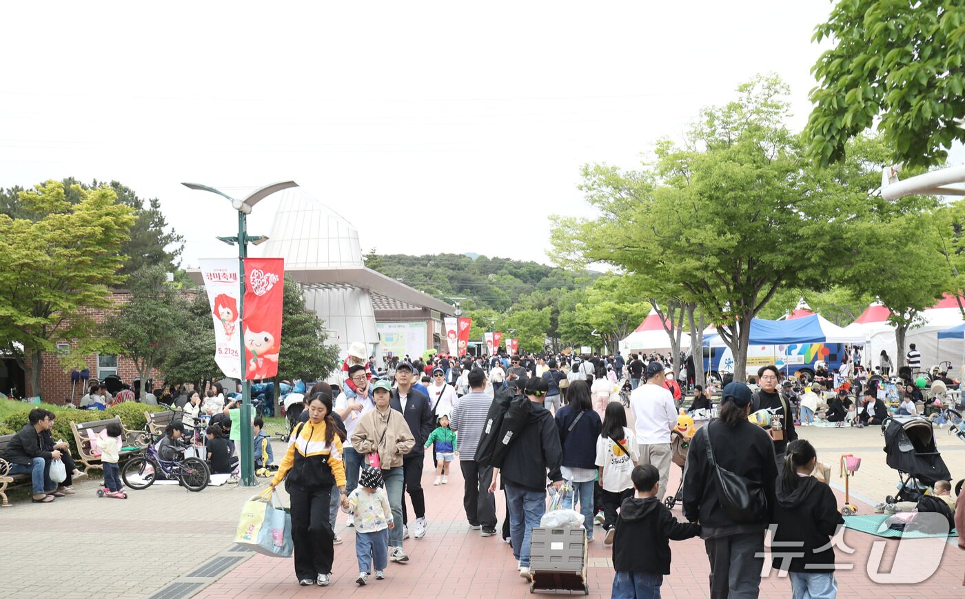 본문 이미지 - 5월 5일 어린이날을 맞아 울산대공원 남문광장 일대에는 '어린이날 대잔치'가 열리고 있다.2025.5.5/뉴스1 ⓒNews1 김지혜 기자