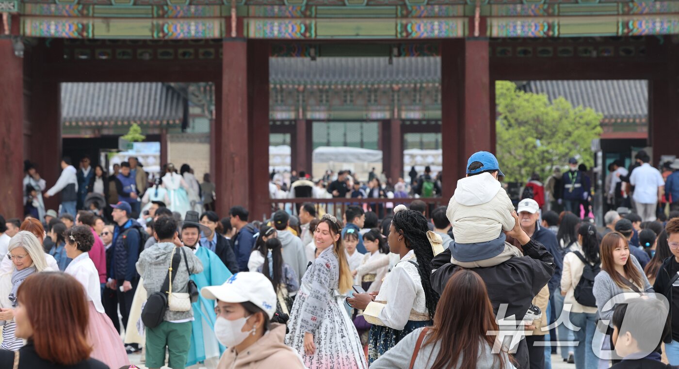 본문 이미지 - 이린이날인 5일 서울 종로구 경복궁이 시민들과 외국인 관광객들로 북적이고 있다. 2025.5.5/뉴스1 ⓒ News1 허경 기자