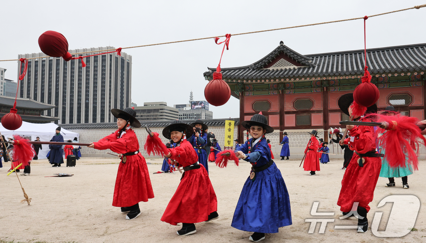 (서울=뉴스1) 허경 기자 = 어린이날인 5일 서울 경복궁에서 어린이들이 조선시대 갑사 선발 취재 체험을 하고 있다. 2025.5.5/뉴스1