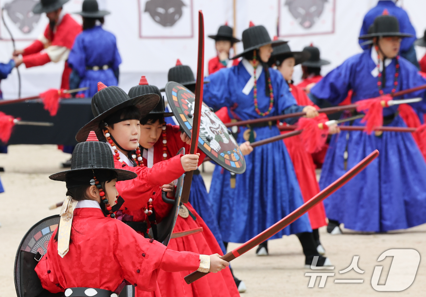 (서울=뉴스1) 허경 기자 = 어린이날인 5일 서울 경복궁에서 어린이들이 조선시대 갑사 선발 취재 체험을 하고 있다. 2025.5.5/뉴스1