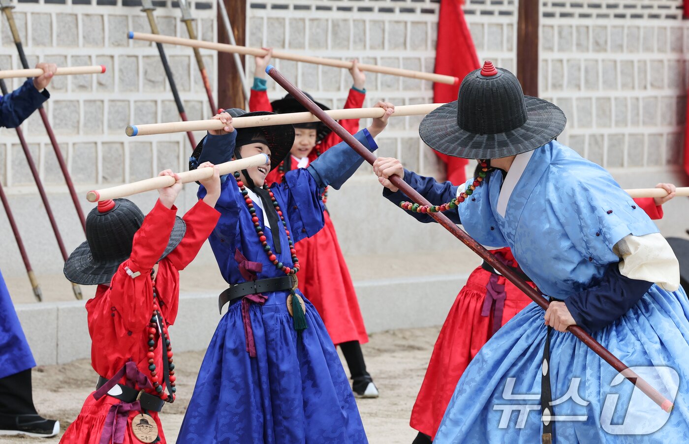 본문 이미지 - 어린이날인 5일 서울 경복궁에서 어린이들이 조선시대 갑사 선발 취재 체험을 하고 있다. 2025.5.5/뉴스1 ⓒ News1 허경 기자