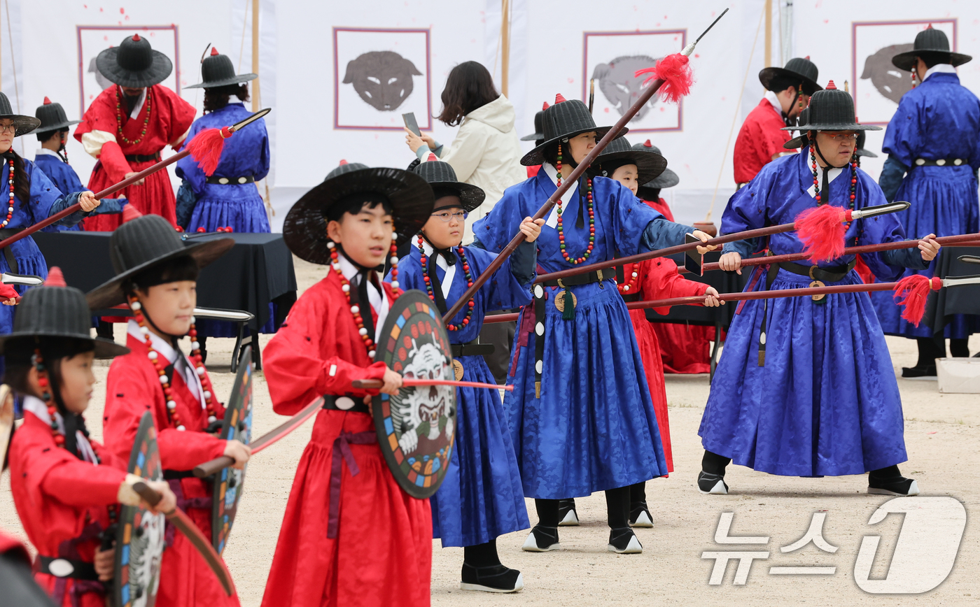 (서울=뉴스1) 허경 기자 = 어린이날인 5일 서울 경복궁에서 어린이들이 조선시대 갑사 선발 취재 체험을 하고 있다. 2025.5.5/뉴스1