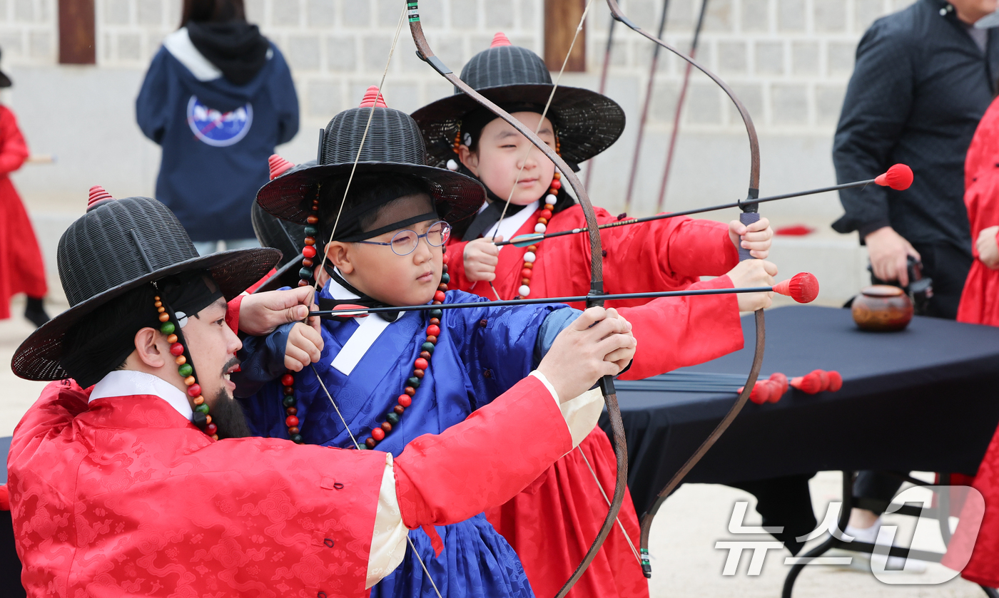 (서울=뉴스1) 허경 기자 = 어린이날인 5일 서울 경복궁에서 어린이들이 조선시대 갑사 선발 취재 체험을 하고 있다. 2025.5.5/뉴스1