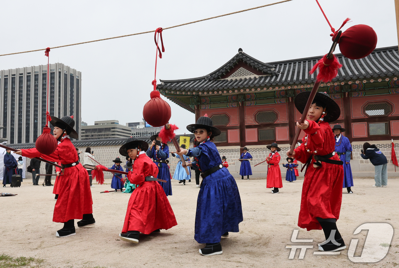 (서울=뉴스1) 허경 기자 = 어린이날인 5일 서울 경복궁에서 어린이들이 조선시대 갑사 선발 취재 체험을 하고 있다. 2025.5.5/뉴스1