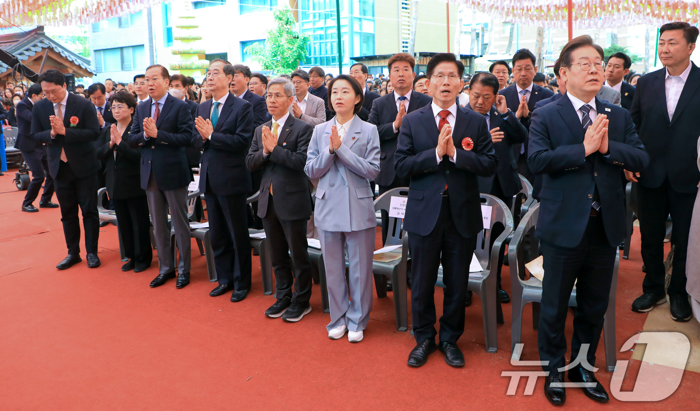 (서울=뉴스1) 김민지 기자 = 이재명 더불어민주당 대통령 후보(오른쪽부터)와 김문수 국민의힘 후보, 김재연 진보당 후보, 권영국 정의당 후보, 한덕수 무소속 예비후보가 5일 서울 …