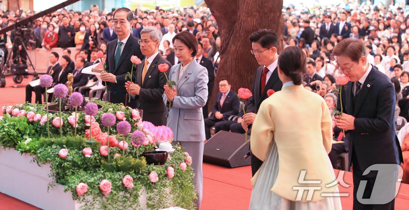 (서울=뉴스1) 김민지 기자 = 이재명 더불어민주당 대통령 후보(오른쪽부터)와 김문수 국민의힘 후보, 김재연 진보당 후보, 권영국 정의당 후보, 한덕수 무소속 예비후보가 5일 서울 …