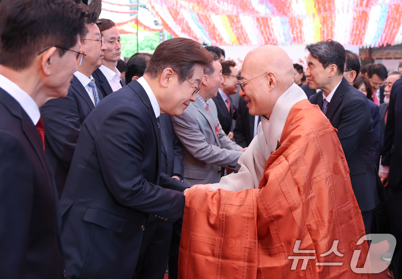 (서울=뉴스1) 김민지 기자 = 이재명 더불어민주당 대통령 후보가 5일 서울 종로구 조계사에서 열린 불기 2569년 부처님오신날 봉축법요식에 참석, 조계종 총무원장 진우스님과 인사 …