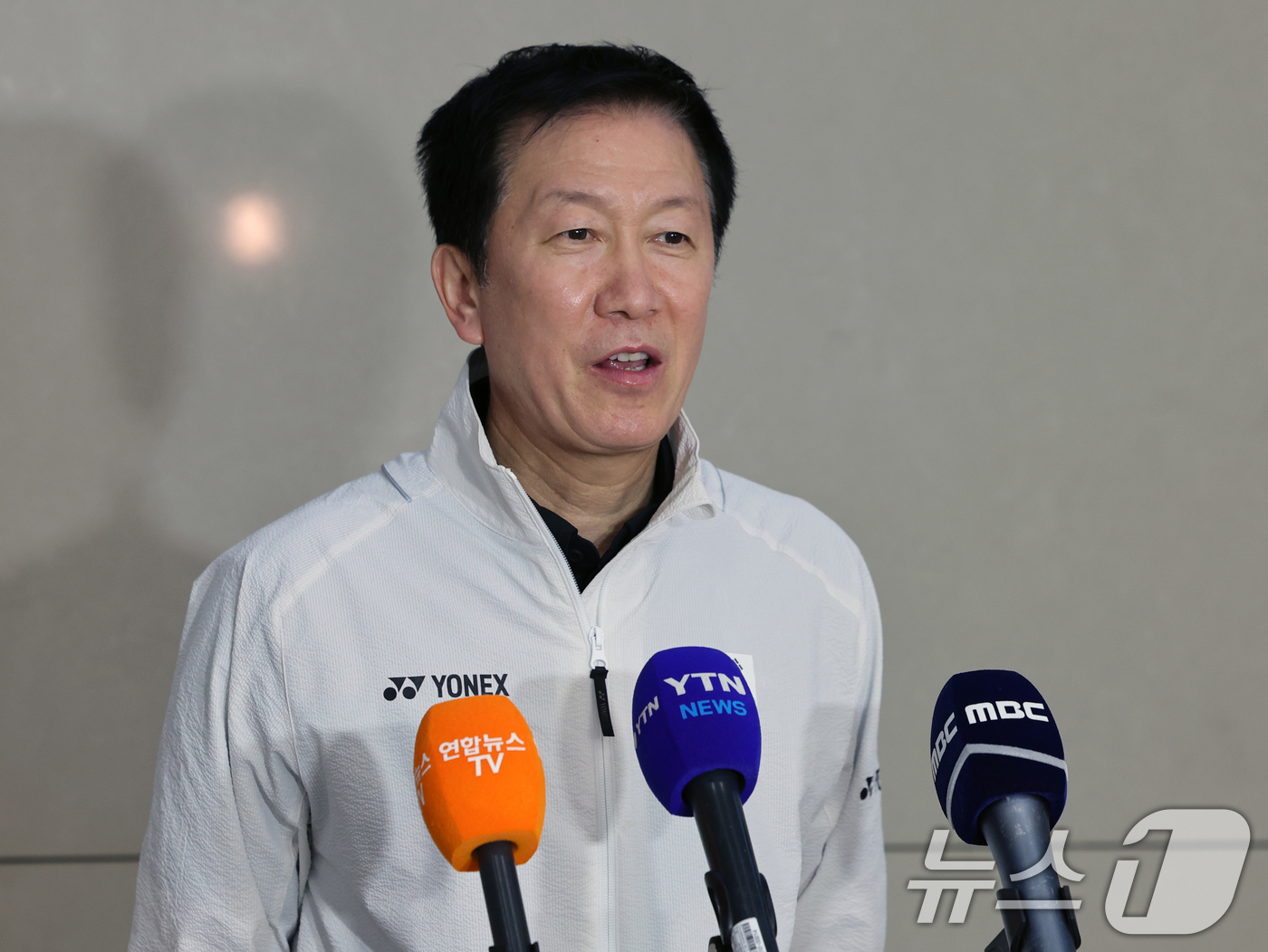 (인천공항=뉴스1) 황기선 기자 = 박주봉 대한민국 배드민턴 대표팀 감독이 5일 오후 인천국제공항을 통해 입국, 취재진 질문에 답하고 있다.대한민국 대표팀은 지난 4일 중국 샤먼에 …