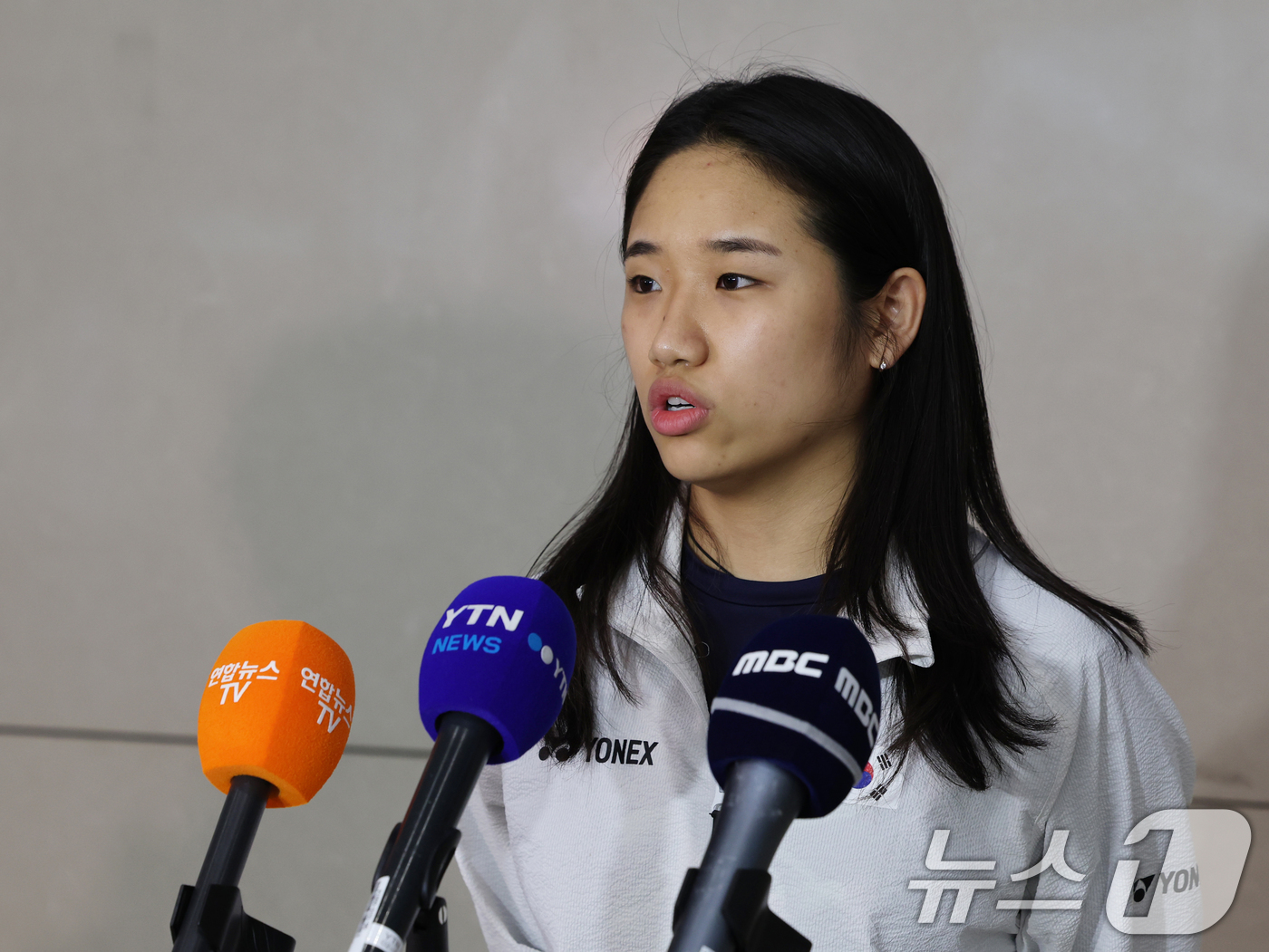 (인천공항=뉴스1) 황기선 기자 = 대한민국 배드민턴 대표팀 안세영이 5일 오후 인천국제공항을 통해 입국, 취재진 질문에 답하고 있다.대한민국 대표팀은 지난 4일 중국 샤먼에서 열 …