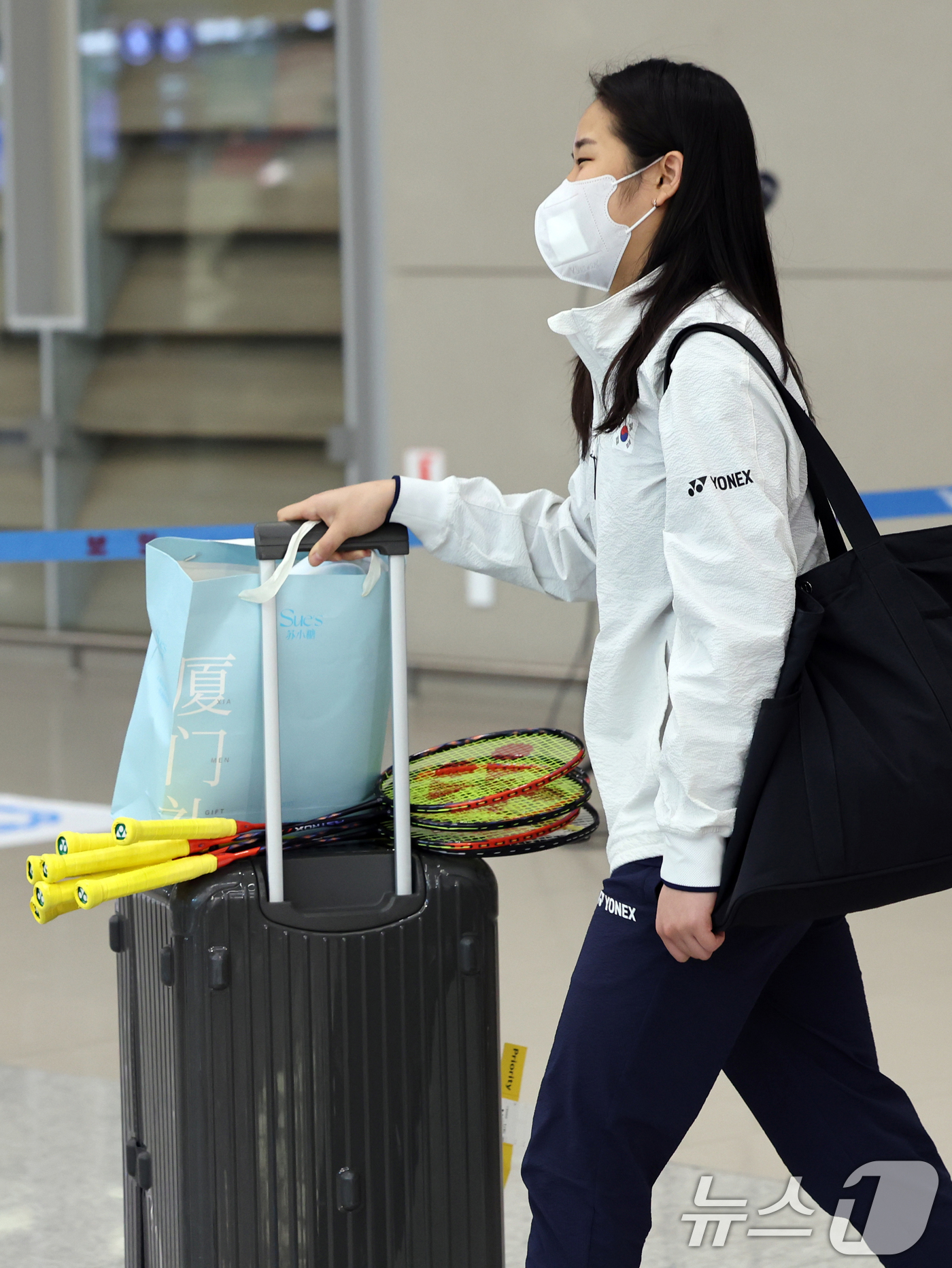 (인천공항=뉴스1) 황기선 기자 = 대한민국 배드민턴 대표팀 안세영이 5일 오후 인천국제공항을 통해 입국하고 있다.대한민국 대표팀은 지난 4일 중국 샤먼에서 열린 세계혼합단체선수권 …