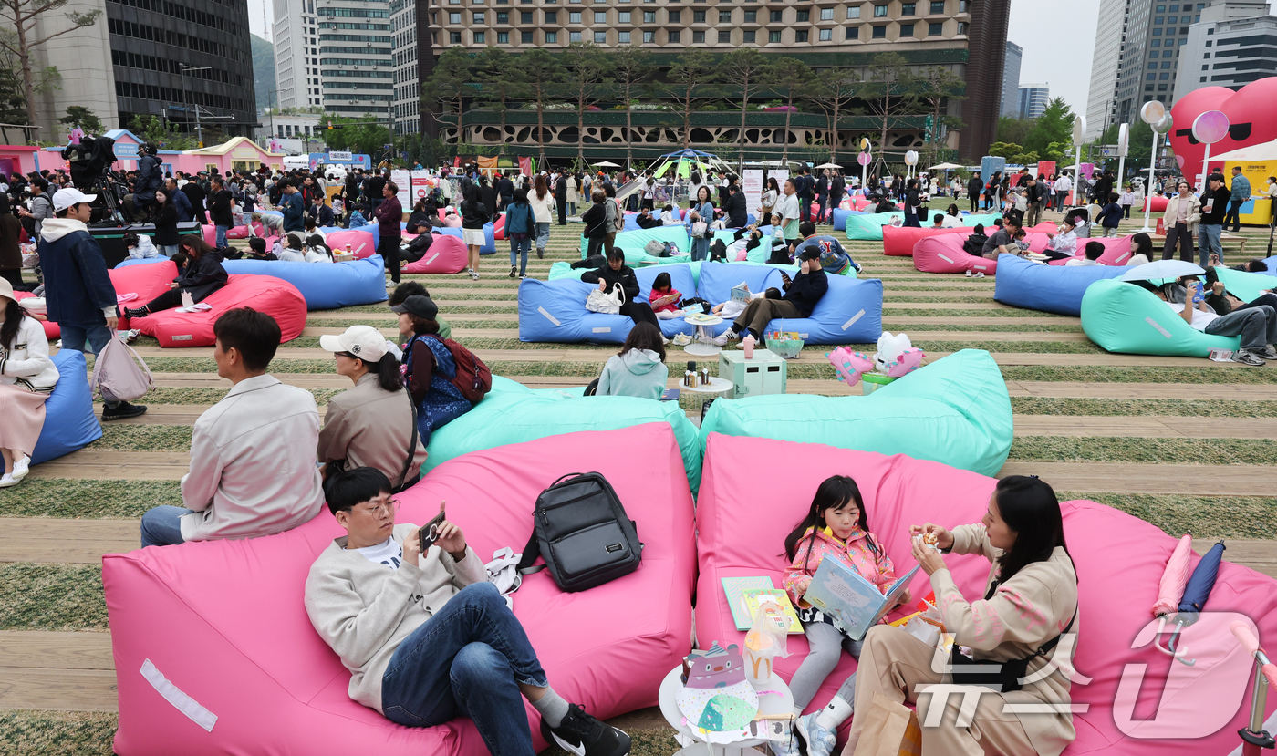 (서울=뉴스1) 허경 기자 = 어린이날인 5일 서울광장에서 열린 ‘책읽는 서울광장’을 찾은 시민들이 독서를 하고 있다. 2025.5.5/뉴스1