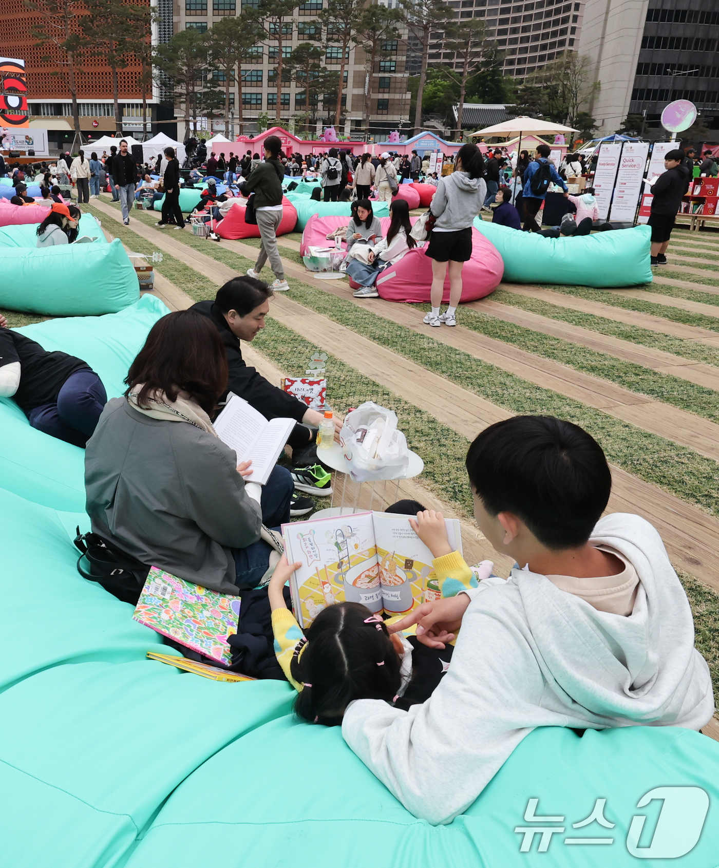 (서울=뉴스1) 허경 기자 = 어린이날인 5일 서울광장에서 열린 ‘책읽는 서울광장’을 찾은 시민들이 독서를 하고 있다. 2025.5.5/뉴스1