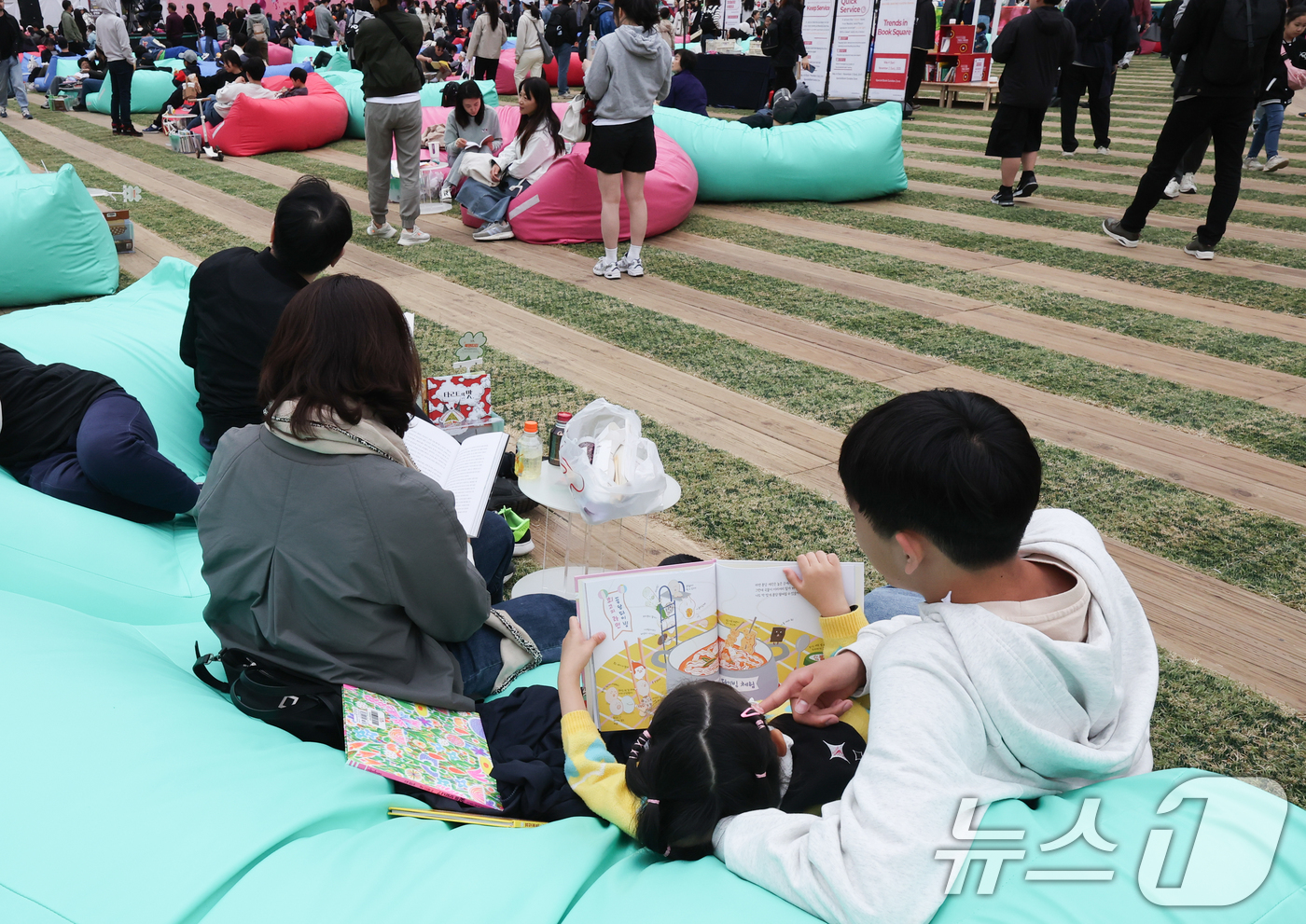 (서울=뉴스1) 허경 기자 = 어린이날인 5일 서울광장에서 열린 ‘책읽는 서울광장’을 찾은 시민들이 독서를 하고 있다. 2025.5.5/뉴스1