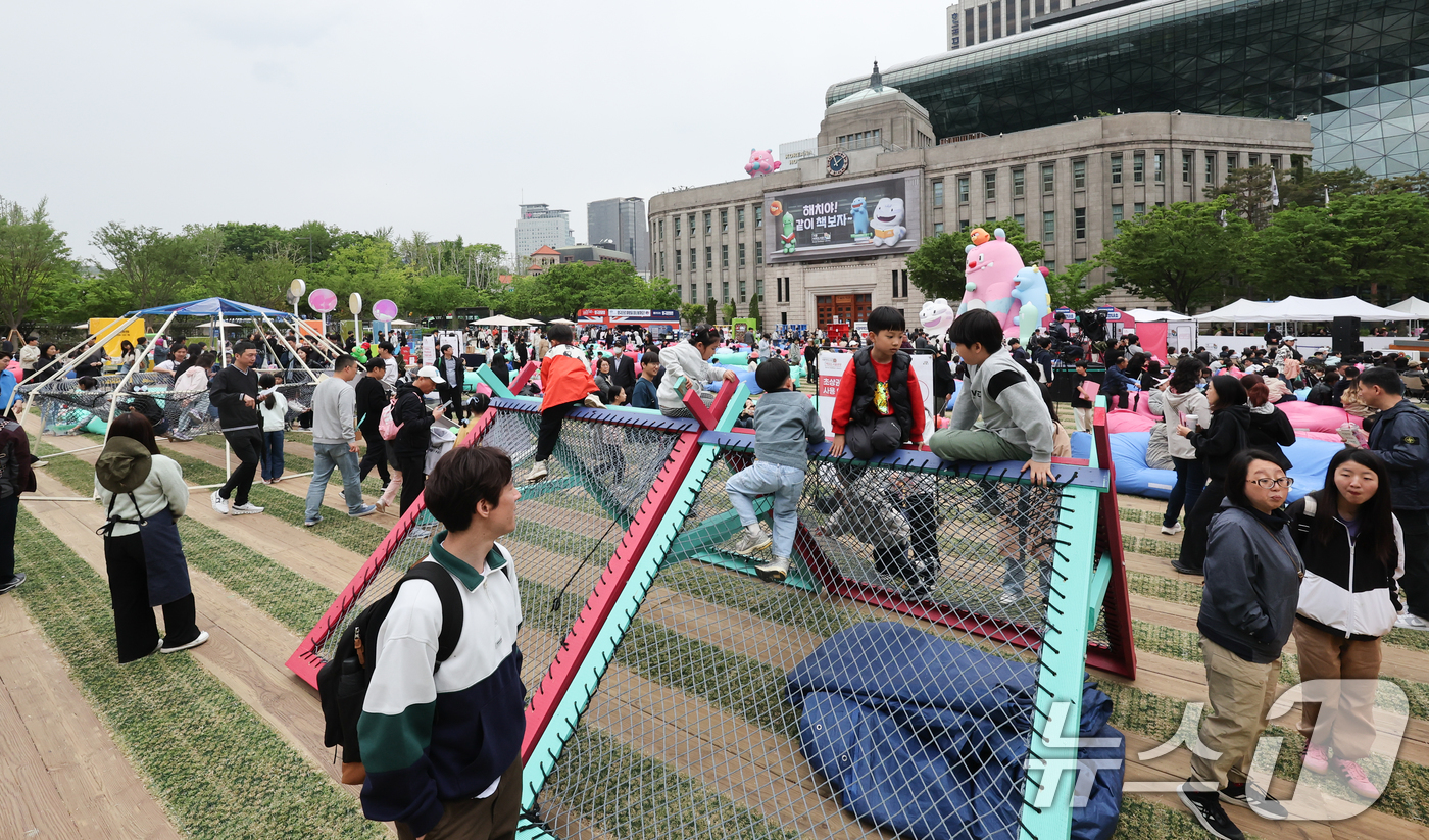 (서울=뉴스1) 허경 기자 = 어린이날인 5일 서울광장에서 열린 ‘책읽는 서울광장’을 찾은 어린이들이 놀이기구를 즐기고 있다. 2025.5.5/뉴스1