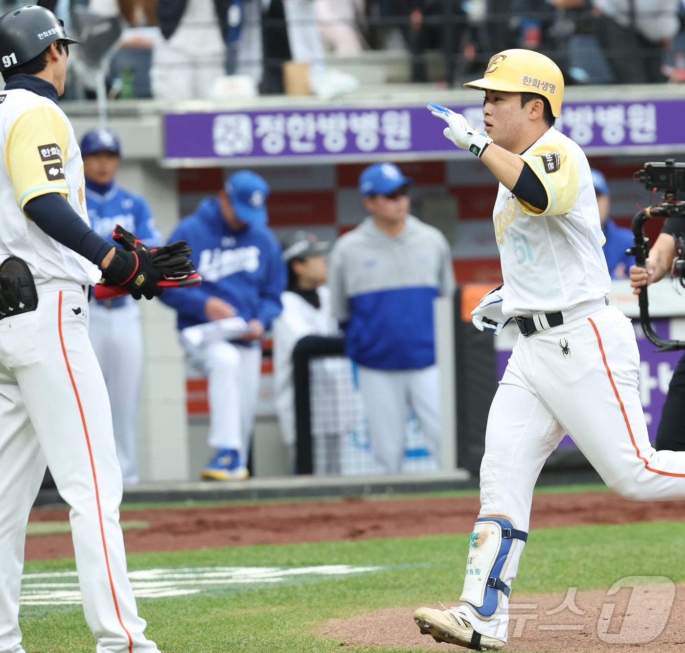 (대전=뉴스1) 김기남 기자 = 5일 대전 한화생명볼파크에서 열린 '2025 신한 SOL 뱅크 KBO리그' 프로야구 한화 이글스와 삼성 라온즈 경기에서 한화 문현빈이 1회말 솔로 …