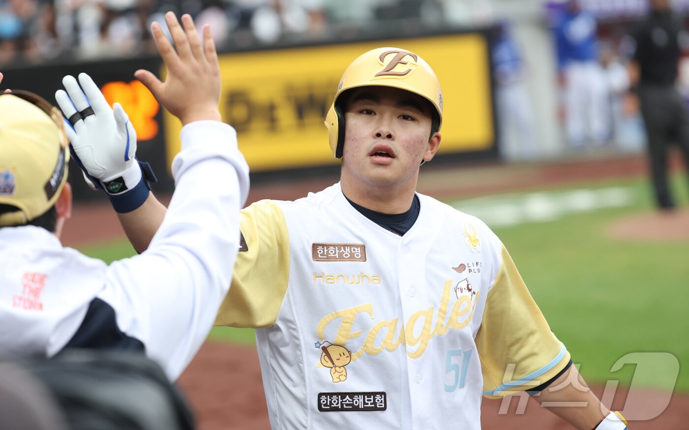 본문 이미지 - 5일 대전 한화생명볼파크에서 열린 '2025 신한 SOL 뱅크 KBO리그' 프로야구 한화 이글스와 삼성 라이온즈 경기에서 한화 문현빈이 1회말 솔로 홈런을 친 뒤 홈에 들어오고 있다 2025.5.5/뉴스1 ⓒ News1 김기남 기자
