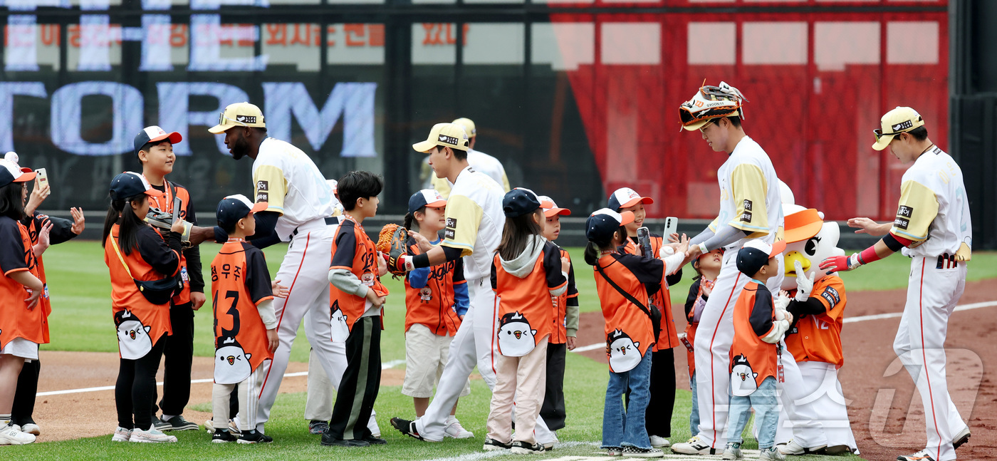(대전=뉴스1) 김기남 기자 = 5일 대전 한화생명볼파크에서 열린 '2025 신한 SOL 뱅크 KBO리그' 프로야구 한화 이글스와 삼성 라이온즈 경기에서 한화 선수들이 어린이날 꿈 …