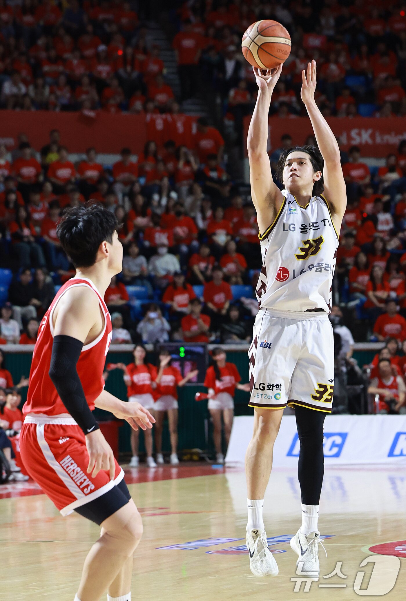 본문 이미지 - 어린이날인 5일 서울 송파구 잠실학생체육관에서 열린 '2024-25 KCC 프로농구 챔피언결정전 1차전' 서울 SK 나이츠와 창원 LG 세이커스의 경기, 2쿼터 창원 LG 칼 타마요가 3점슛을 던져 성공시키고 있다. 2025.5.5/뉴스1 ⓒ News1 김진환 기자