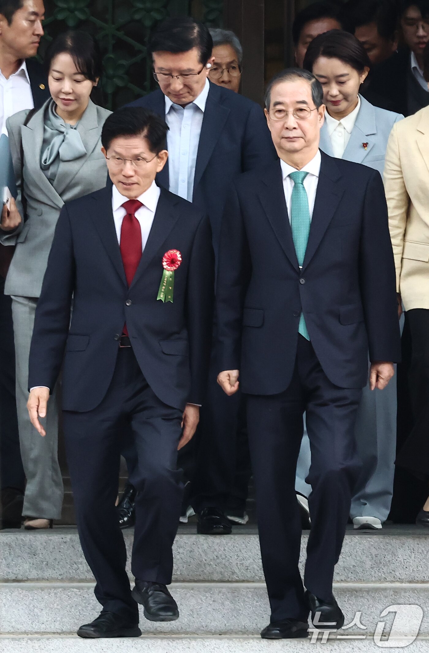 본문 이미지 - 김문수 국민의힘 대통령 후보(왼쪽)와 한덕수 무소속 대통령 선거 예비 후보가 5일 오전 서울 종로구 조계사에서 열린 불기 2569년 부처님오신날 봉축법요식에 참석하고 있다. 2025.5.5/뉴스1 ⓒ News1 김민지 기자