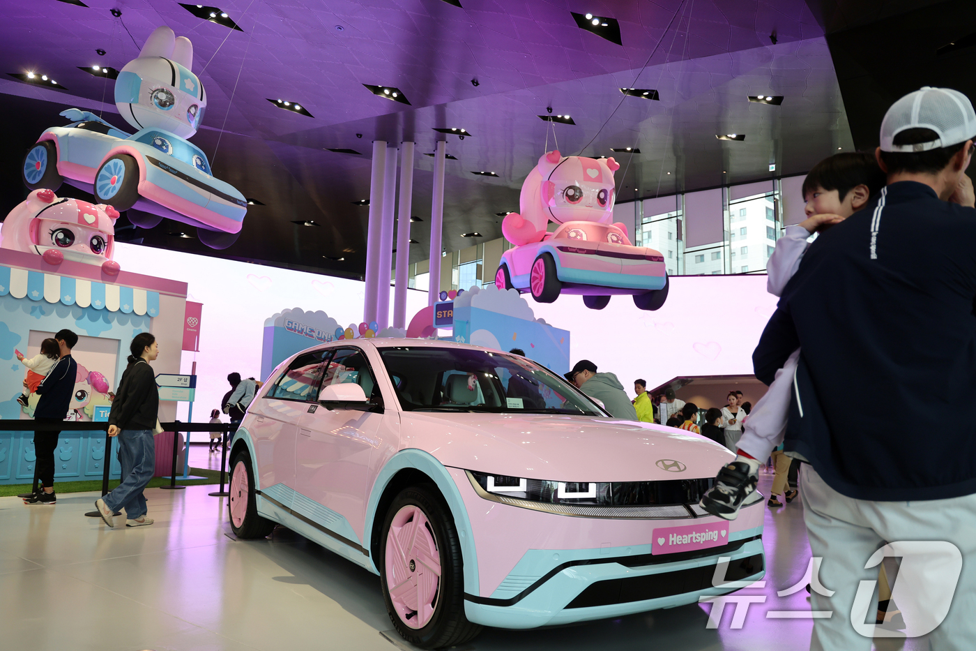 (고양=뉴스1) 황기선 기자 = 어린이날인 5일 경기 고양시 일산서구 현대 모터스튜디오 고양에서 인기 애니메이션 '캐치! 티니핑'과 협업해 열린 '유스 어드벤처' 전시회에서 관람객 …