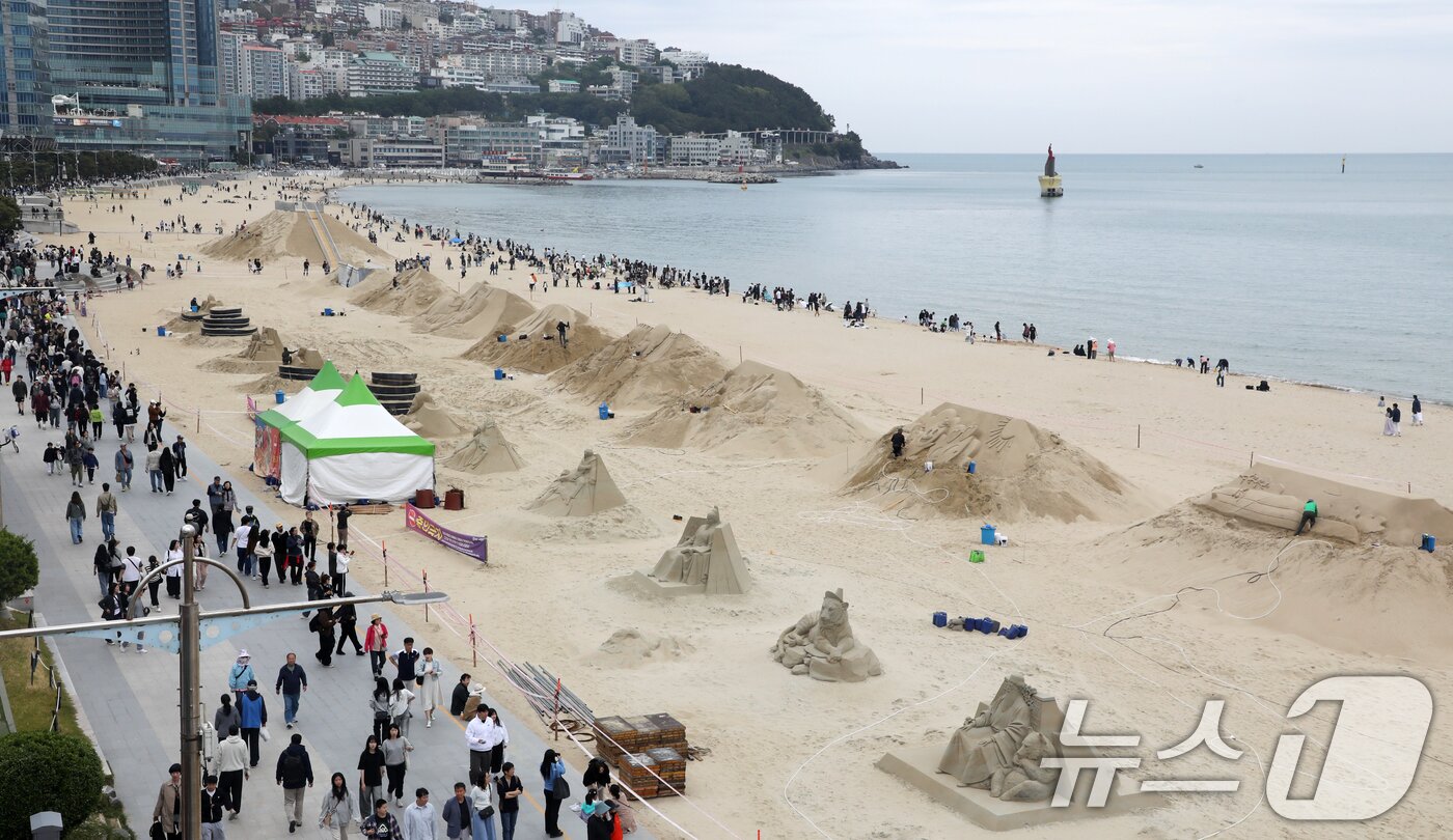 본문 이미지 - 어린이날인 5일 부산 해운대해수욕장을 찾은 시민, 관광객들이 다양한 모래조각 작품을 구경하고 있다. 2025.5.5/뉴스1 ⓒ News1 윤일지 기자