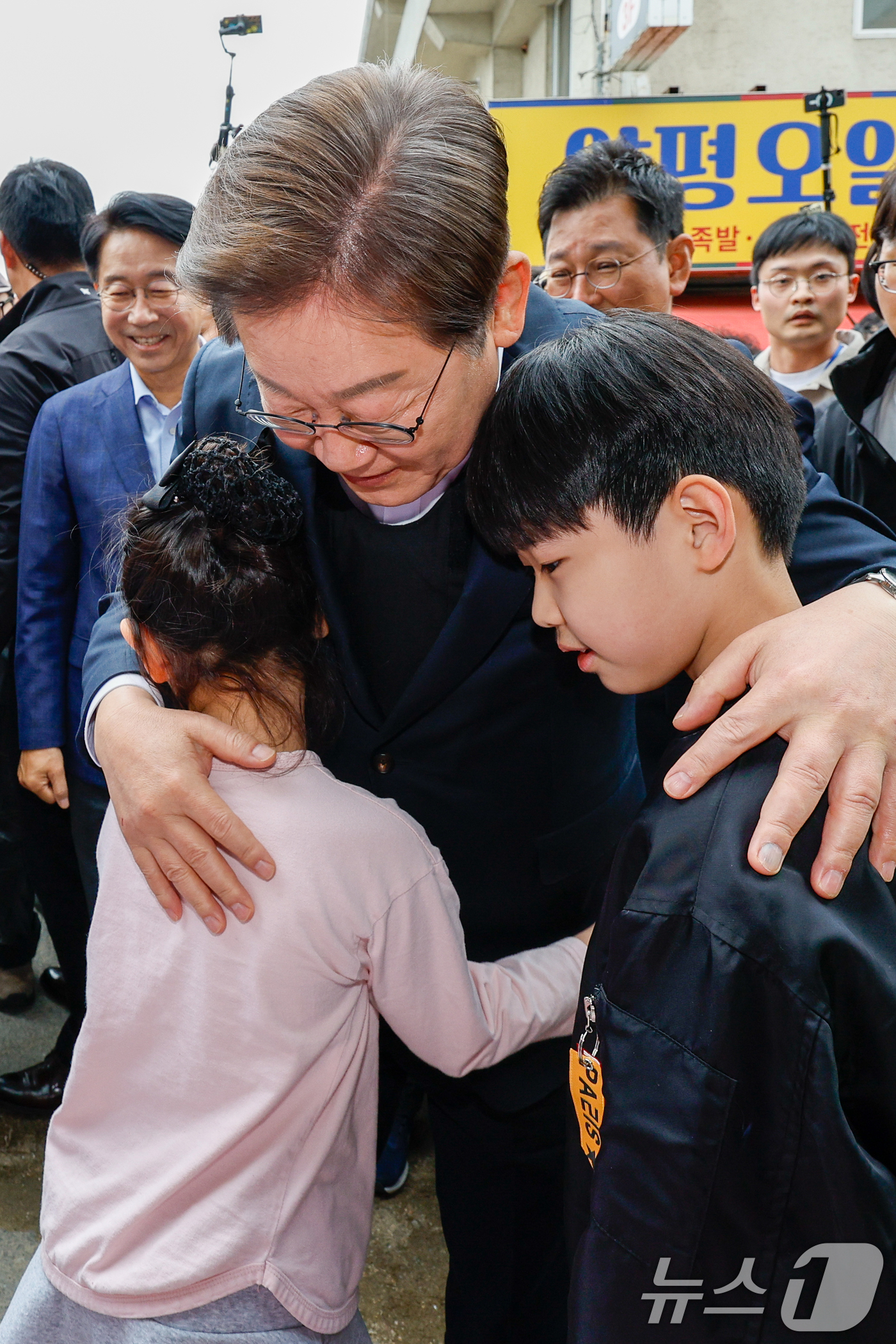 (양평=뉴스1) 안은나 기자 = 이재명 더불어민주당 대통령 후보가 2차 골목골목 경청투어에 나선 5일 오후 경기 양평군 양평시장의 문구점 앞에서 어린이들과 인사하고 있다. 2025 …