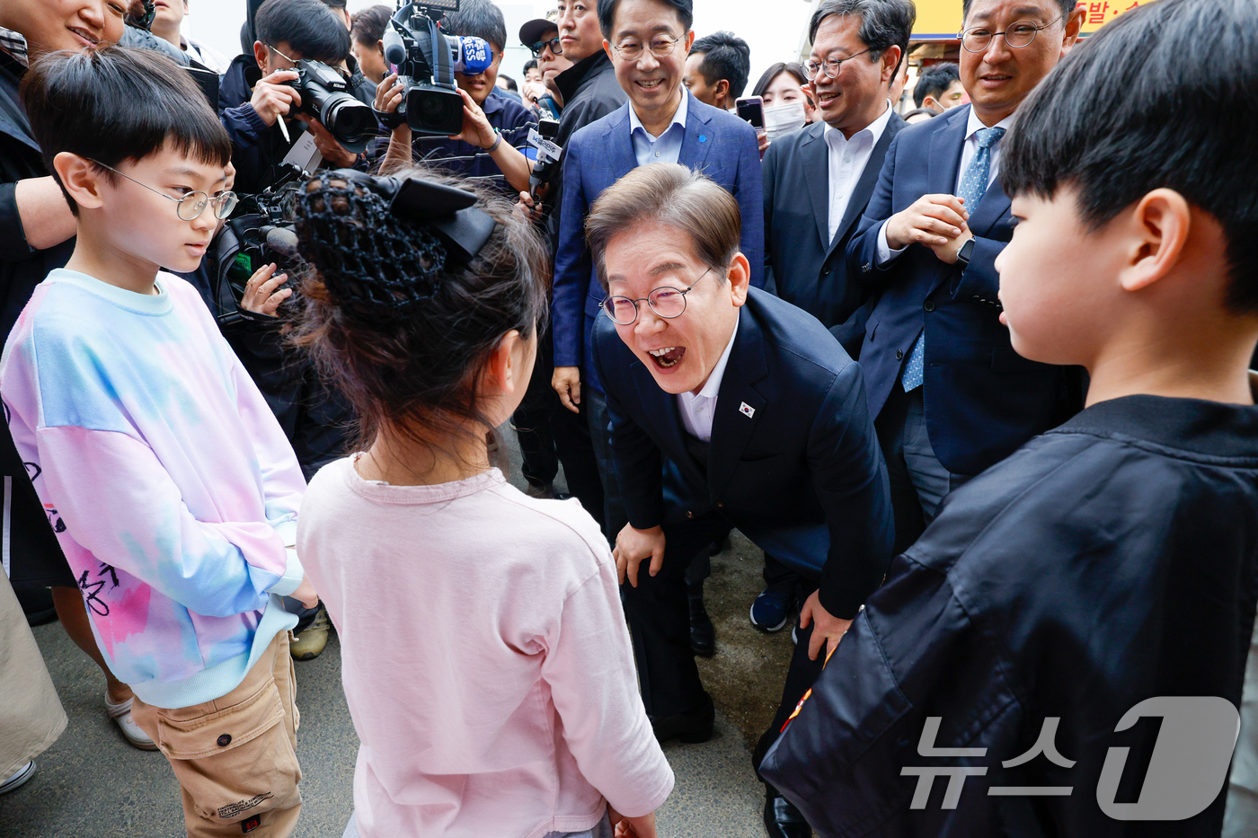 (양평=뉴스1) 안은나 기자 = 이재명 더불어민주당 대통령 후보가 2차 골목골목 경청투어에 나선 5일 오후 경기 양평군 양평시장의 문구점 앞에서 어린이들과 대화하고 있다. 2025 …