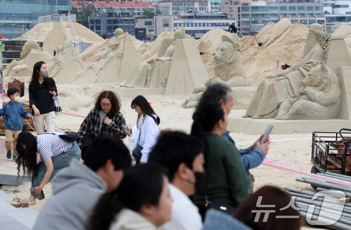 (부산=뉴스1) 윤일지 기자 = 어린이날인 5일 부산 해운대해수욕장을 찾은 시민, 관광객들이 다양한 모래조각 작품을 구경하고 있다.해운대구는 오는 16일부터 19일까지 '모래로 만 …