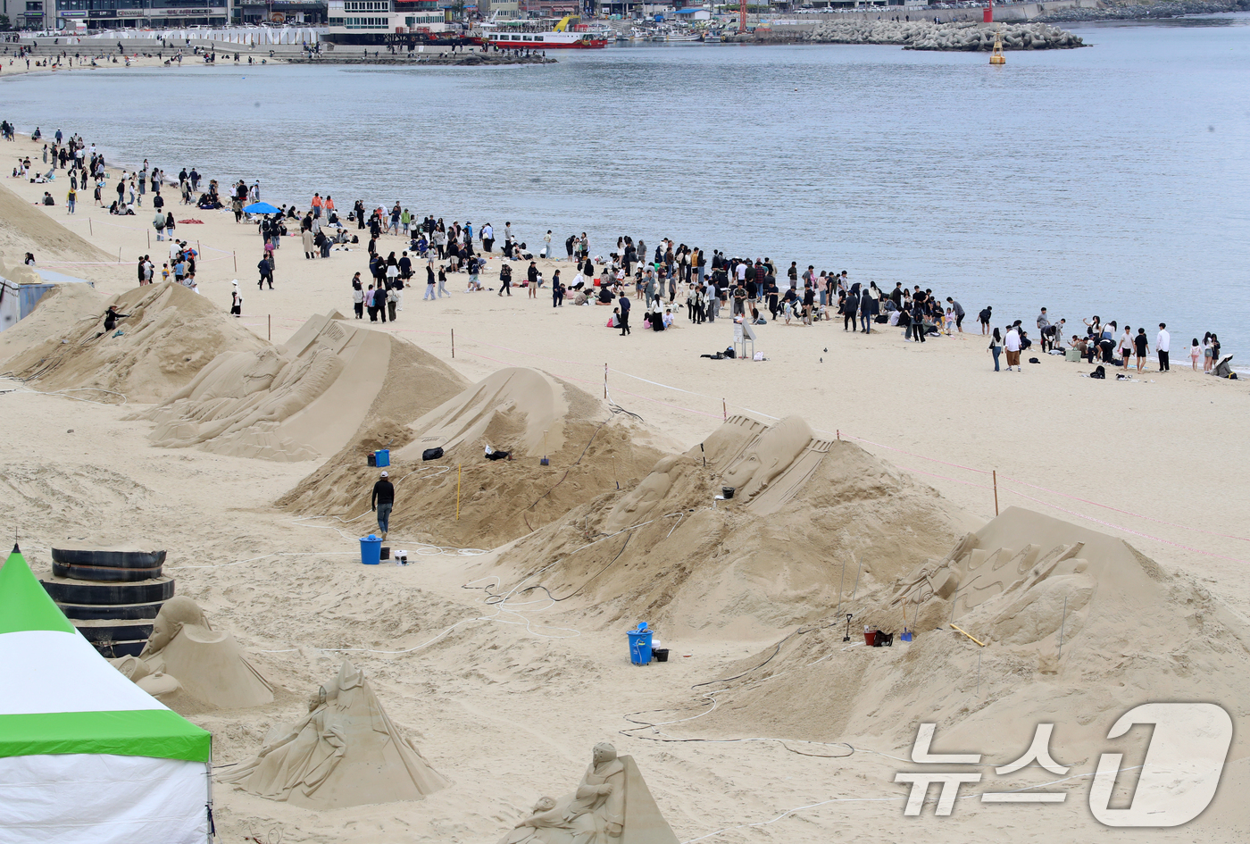 (부산=뉴스1) 윤일지 기자 = 어린이날인 5일 부산 해운대해수욕장에서 작가들이 모래조각 작품을 만들고 있다.해운대구는 오는 16일부터 19일까지 '모래로 만나는 K-컬처' 를 주 …