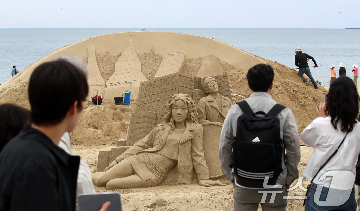 (부산=뉴스1) 윤일지 기자 = 어린이날인 5일 부산 해운대해수욕장을 찾은 시민, 관광객들이 다양한 모래조각 작품을 구경하고 있다.해운대구는 오는 16일부터 19일까지 '모래로 만 …