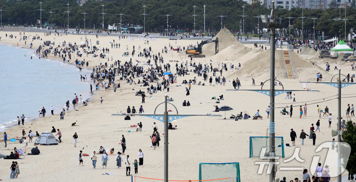 (부산=뉴스1) 윤일지 기자 = 어린이날인 5일 부산 해운대해수욕장을 찾은 시민, 관광객들이 나들이를 즐기고 있다.  2025.5.5/뉴스1