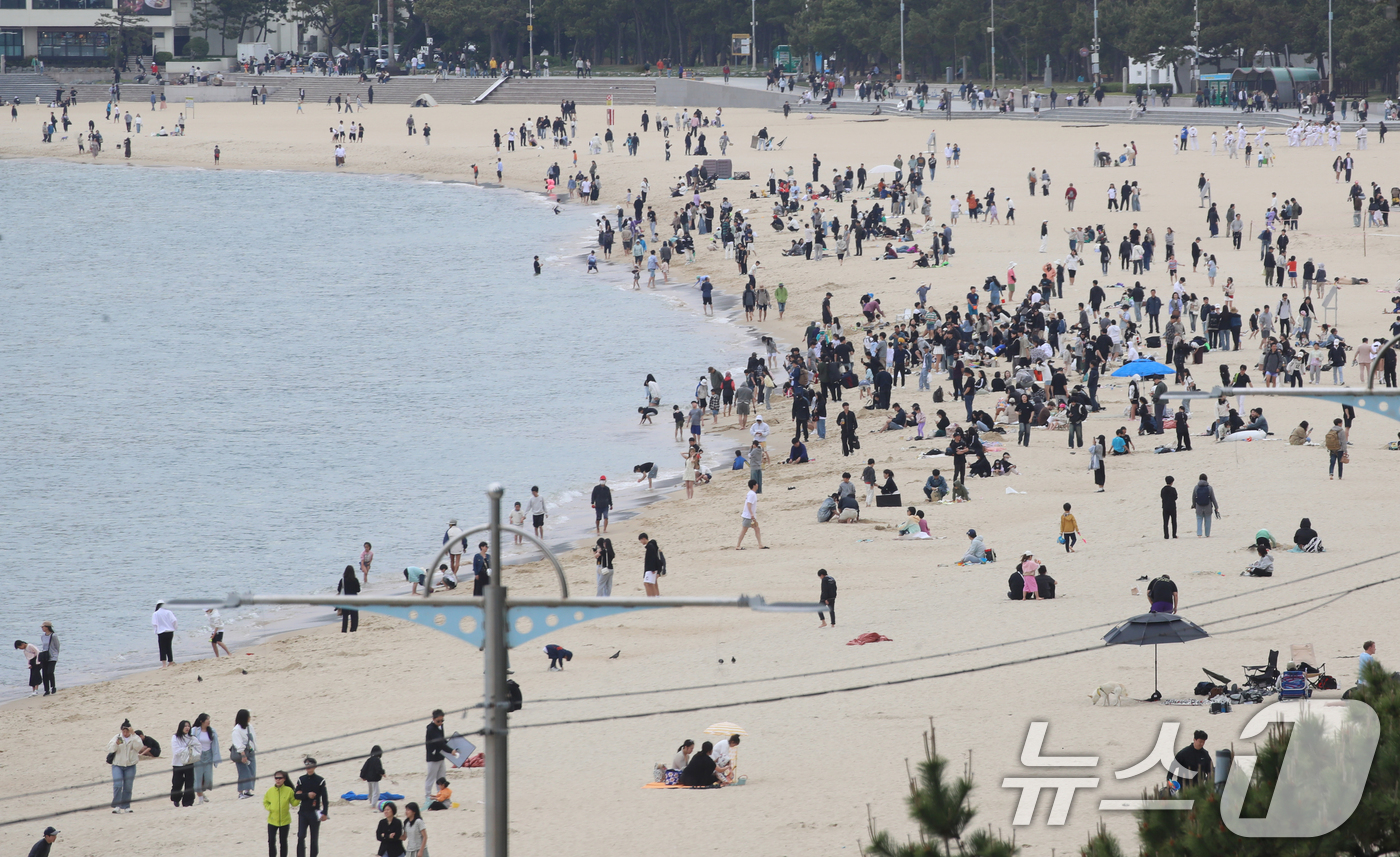 (부산=뉴스1) 윤일지 기자 = 어린이날인 5일 부산 해운대해수욕장을 찾은 시민, 관광객들이 나들이를 즐기고 있다.  2025.5.5/뉴스1